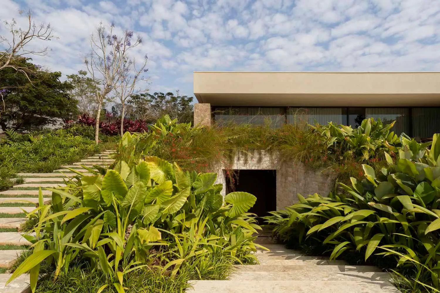 Gartenstufen und Hauptfassade des FE Hauses von N2B Arquitetura Gartenstufen des FE Hauses von N2B Arquitetura, die zur Hauptfassade führen, in Ribeirão Preto, Brasilien