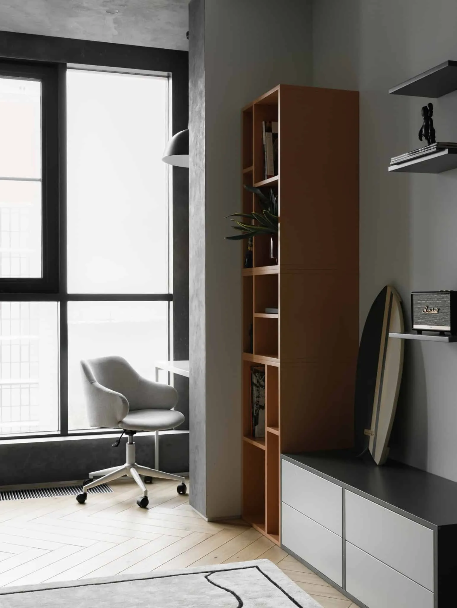 Stuhl und Bücherregal im Studierbereich des Leseparks-Apartments von STARIKOVA.ARCHITECTS Studierbereich mit grauem Stuhl und hohem Bücherregal in der Wohnung Lesoparkovy von STARIKOVA.ARCHITECTS