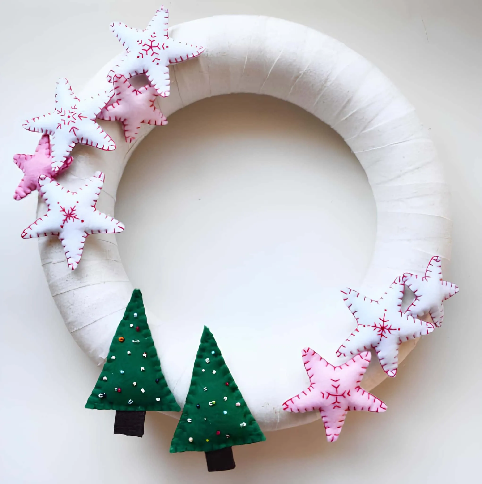 Weiße Weihnachtskrone aus Filz mit Stern und Baum Handgefertigte weiße Filzkrone, verziert mit rosa Sternen und grünen Weihnachtsbäumen