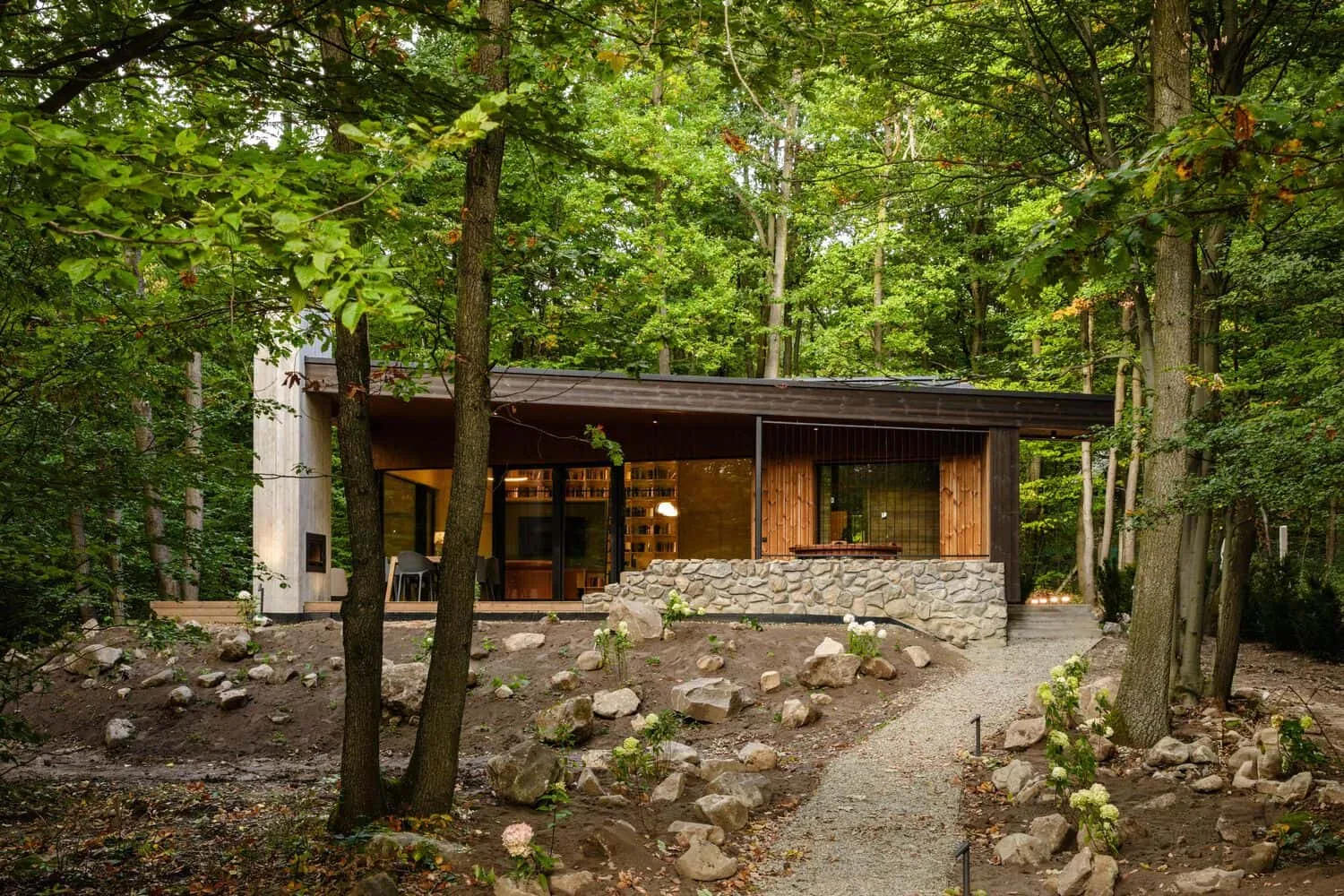 हंगरी के Dobogókő में स्थित Monolith Lodge का सामने का हिस्सा