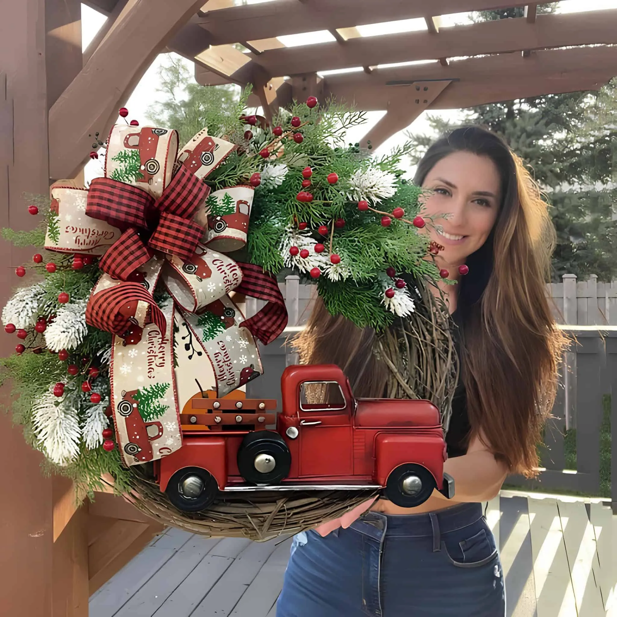 Rote LKW-Plaid-Holzweihnachtskranz Fantastischer Holzkranz in Form eines Weinlaubs mit Vintage-Rot-LKW-Akzent, schneeweißen Grüntönen und einem Plaid-Bogen