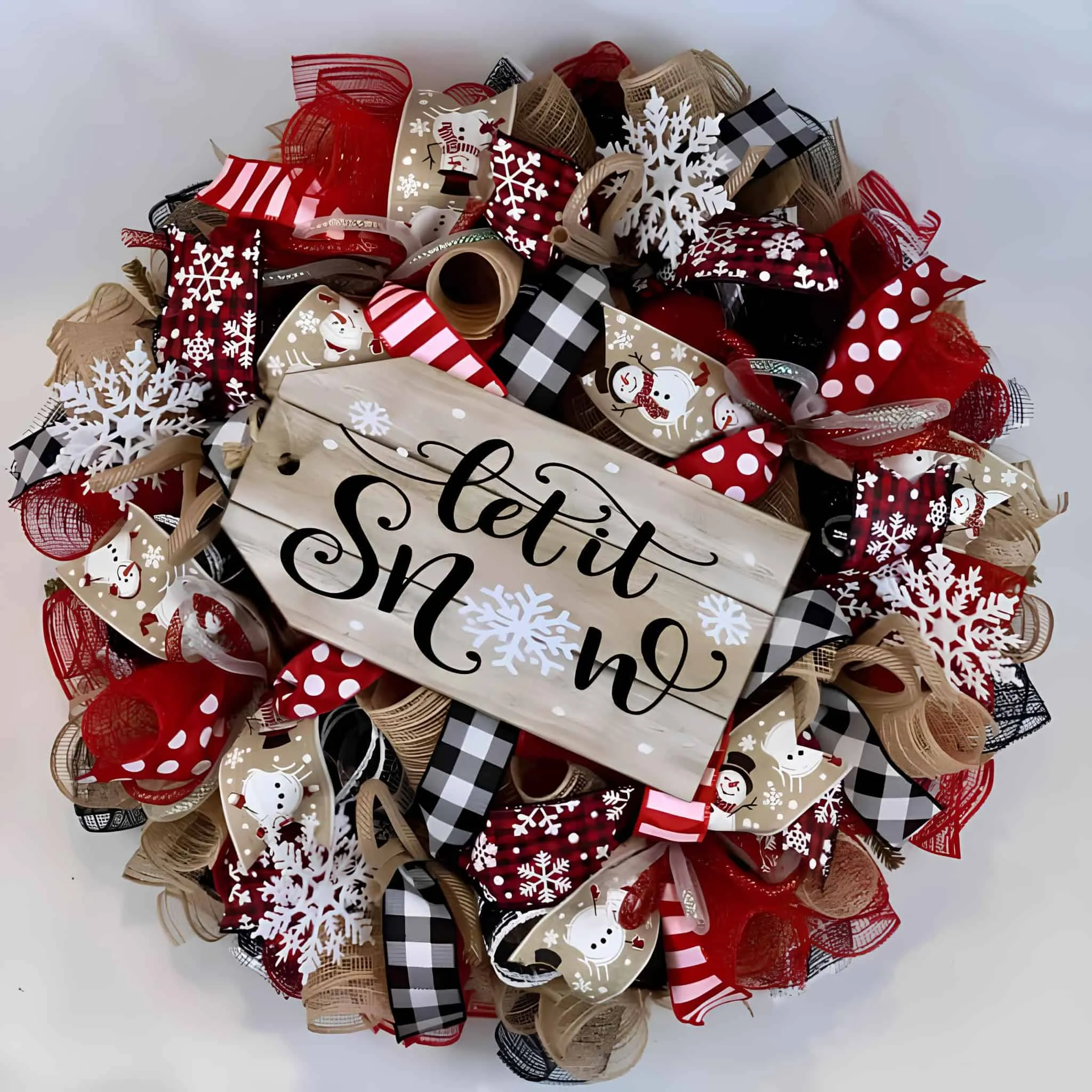 „Let It Snow“-Bänderweihnachtskranz Bänderkranz in Rot, Schwarz und Braun mit der Aufschrift Let It Snow sowie Schneeflockenverzierungen