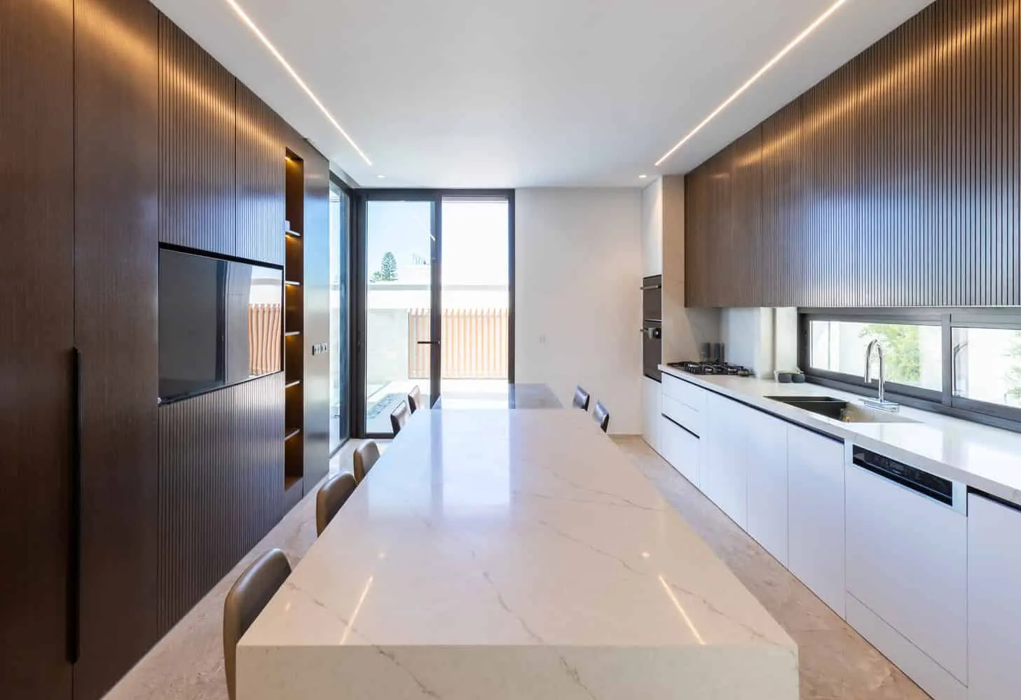 Küche und Essbereich der Villa H von ARK-architecture in Tunis, Tunesien