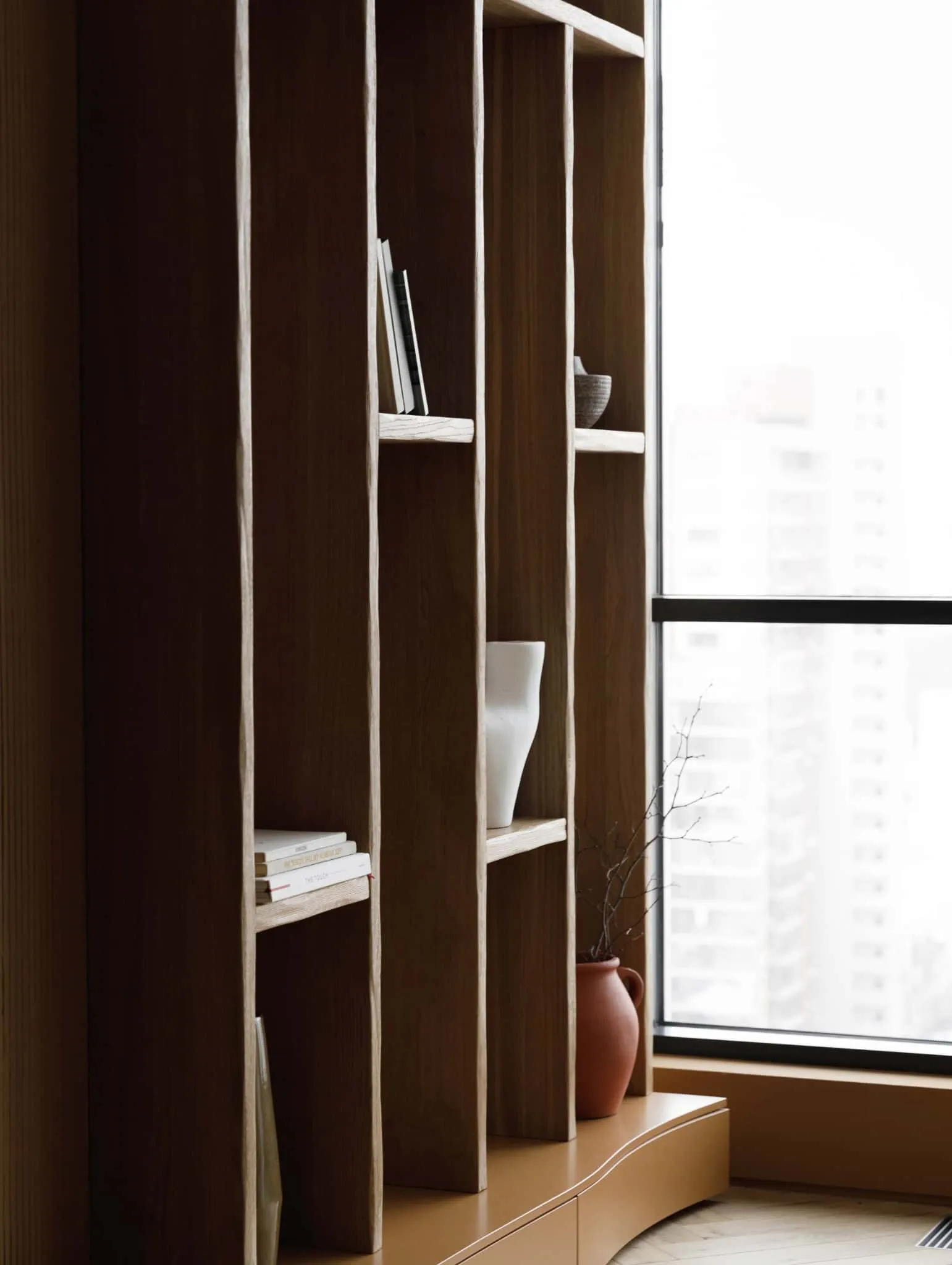 Wohnzimmerregale mit Blick aus dem Fenster in der Lesoparkovy-Wohnung von STARIKOVA.ARCHITECTS Regale im Wohnzimmer vor einem großen Fenster in der Lesoparkovy-Wohnung von STARIKOVA.ARCHITECTS in Chelyabinsk, Russland