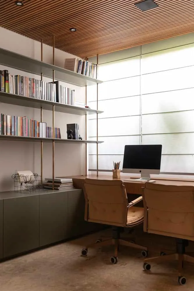 Arbeitszimmer im FE House von N2B Arquitetura Arbeitszimmer mit Holzdeckenlamellen im FE House von N2B Arquitetura