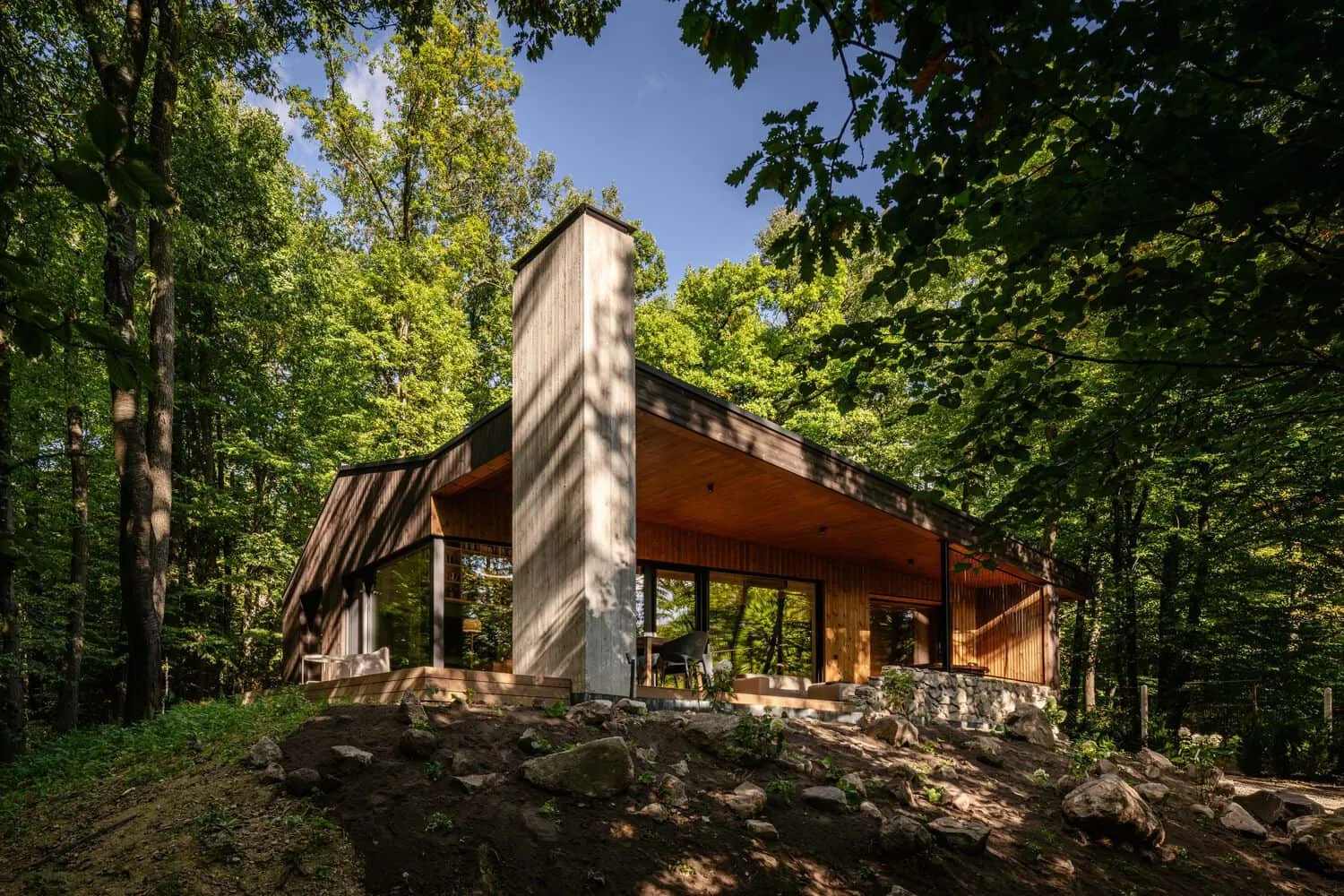 हंगरी के Dobogókő में Pyxis Nautica + Hello Wood द्वारा बनाया गया Monolith Lodge का वन क्षेत्र का बाहरी हिस्सा