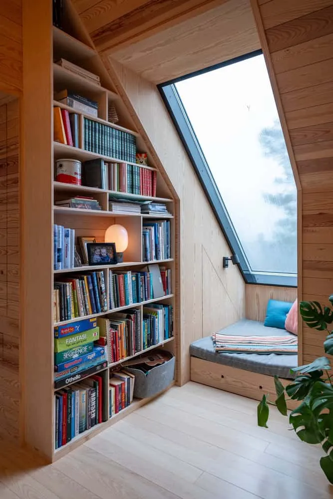 Solem Forest House Attic Reading Nook – MORFEUS arkitekter Solem Forest House by MORFEUS arkitekter, attic reading nook with skylight and built-in shelves