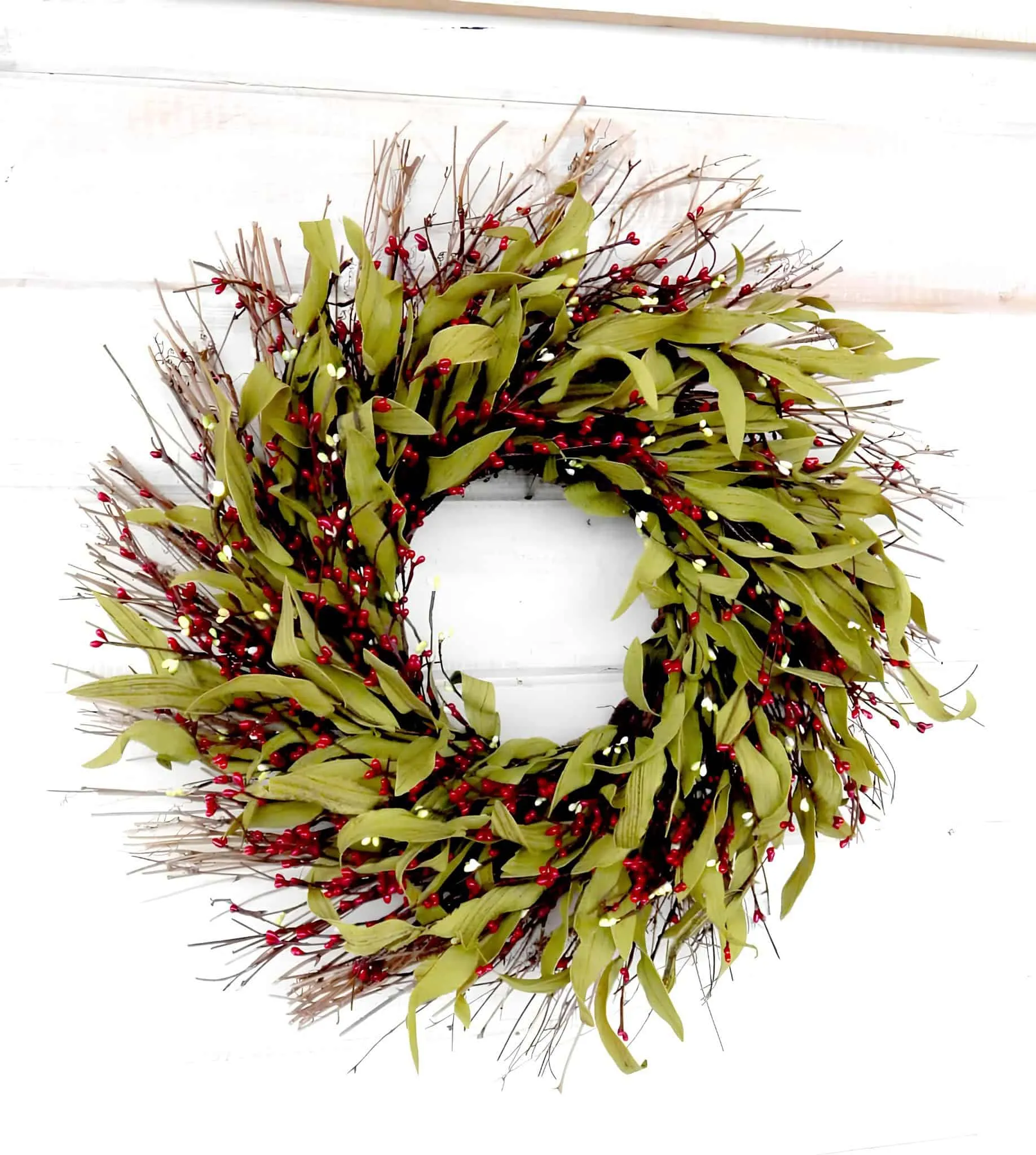 Greenery and Berry Twig Christmas Wreath Natürlicher Weihnachtskranz aus Zweigen, roten Beeren und grünen Blättern