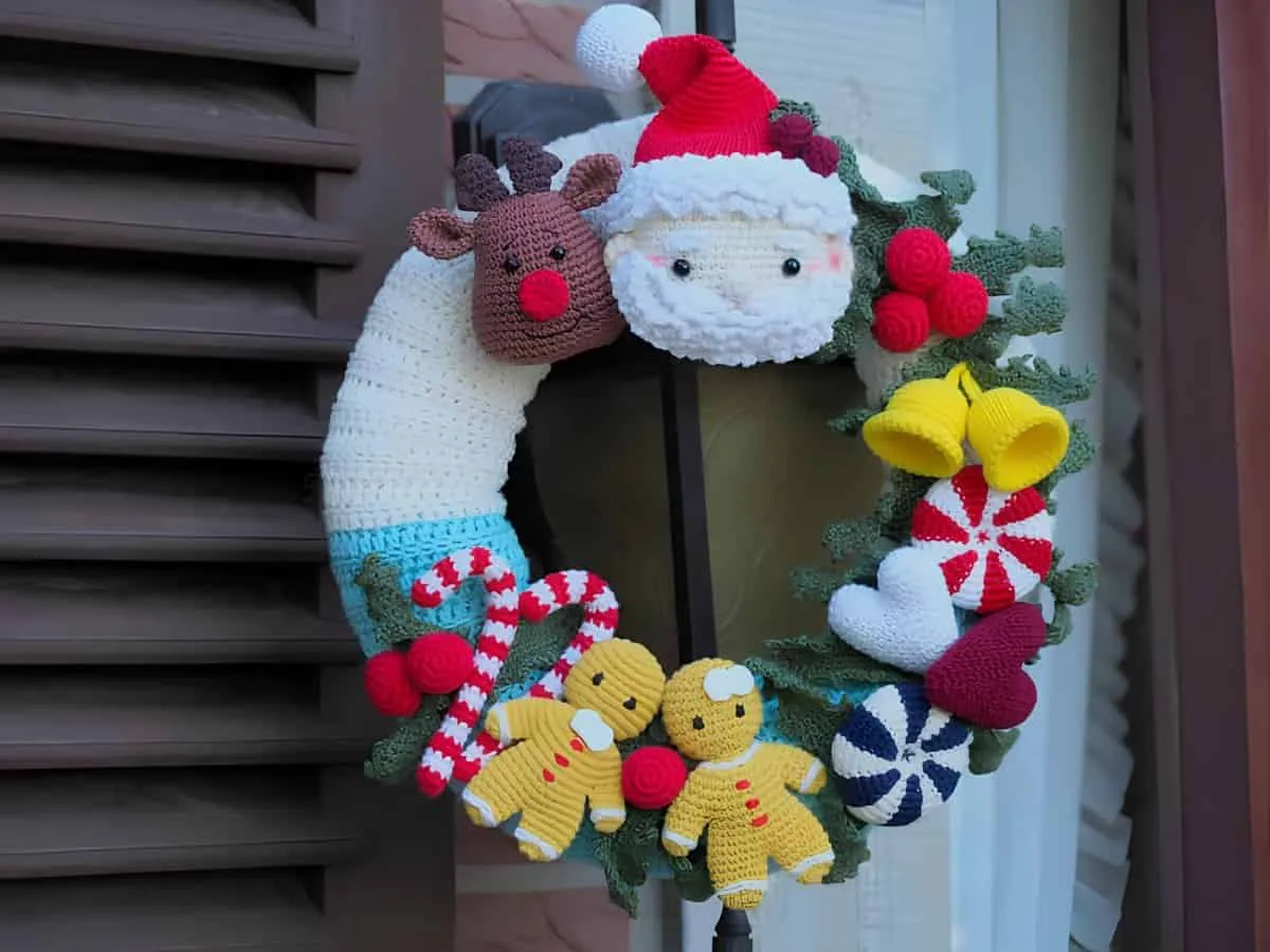 Häkelweihnachtskranz mit Santa Handgefertigter Häkelweihnachtskranz mit Santa, Rentieren und Zuckerruten