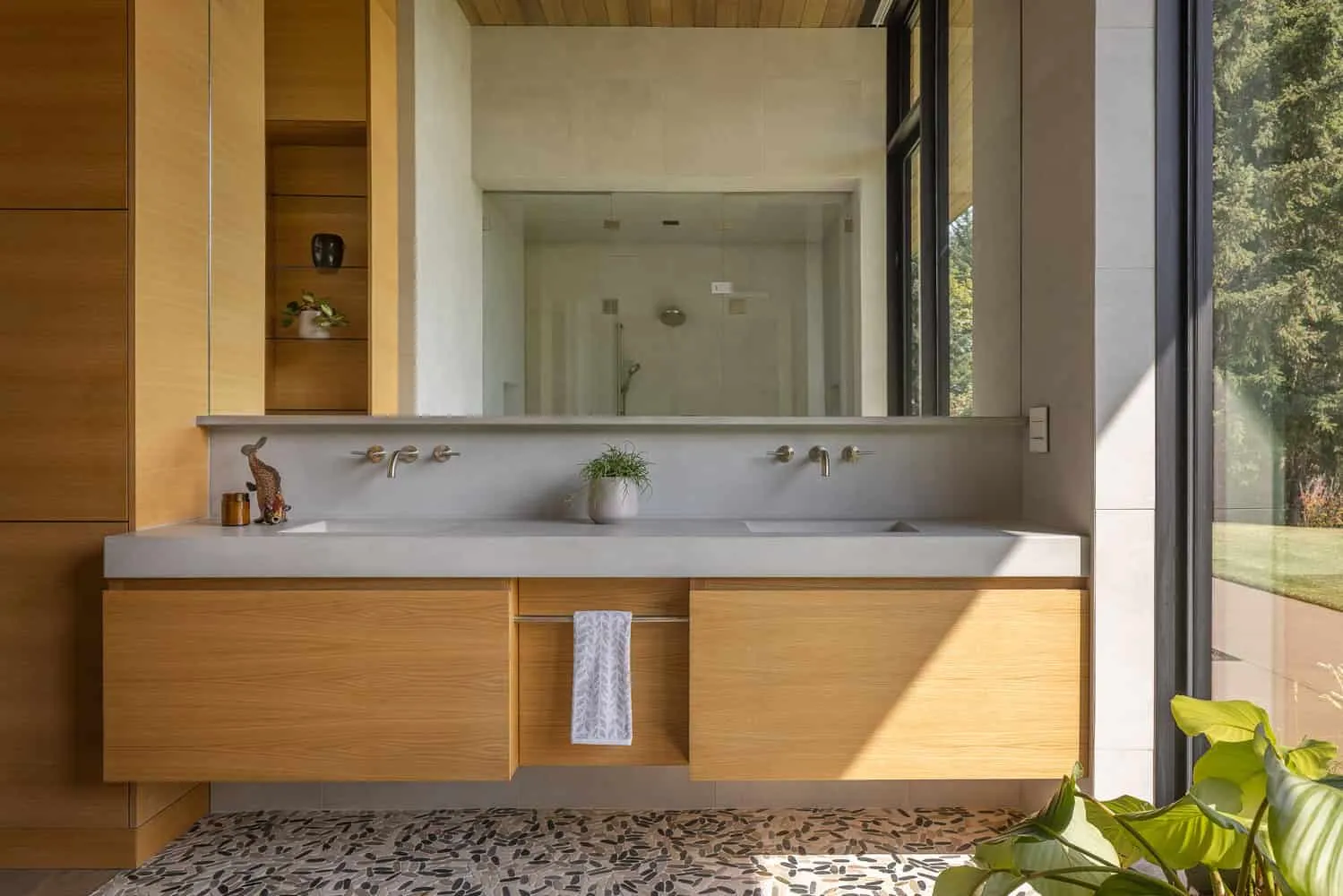 Badezimmerschrank in der Evening Sky Residence von Scott I Edwards Architecture Evening Sky Residence von Scott I Edwards Architecture, Badezimmerschrank mit großem Spiegel in McMinnville, Oregon, USA