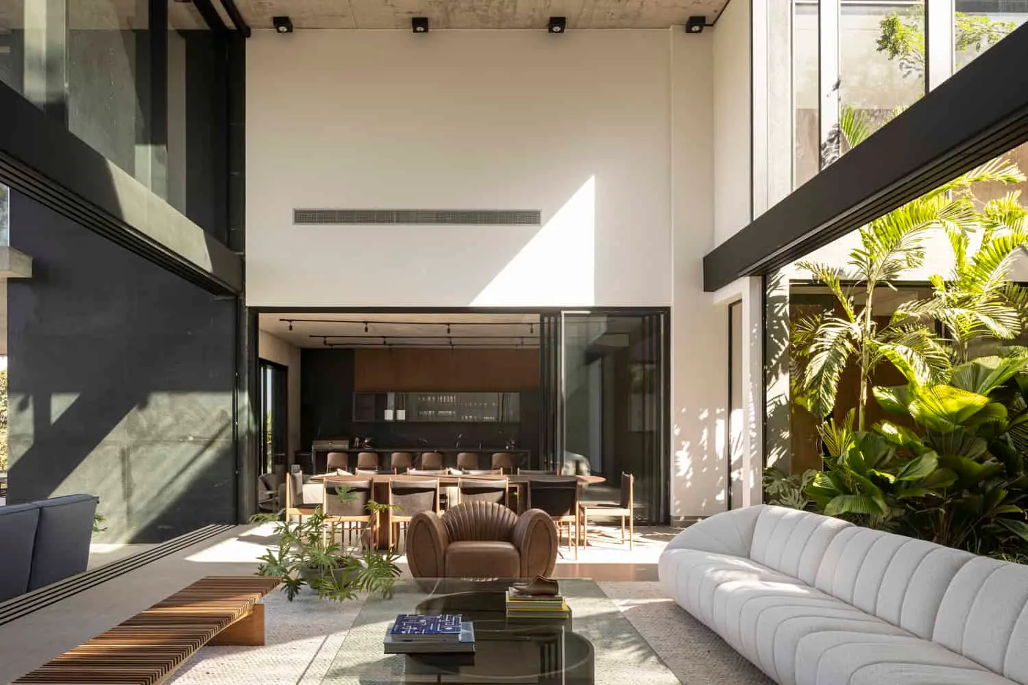 Dayala e Rafael Arquitetos Associados द्वारा डिज़ाइन किया गया Concreto House, ब्राज़ील के गोइआनिया में स्थित खुली योजना वाला रहने एवं भोजन कक्ष