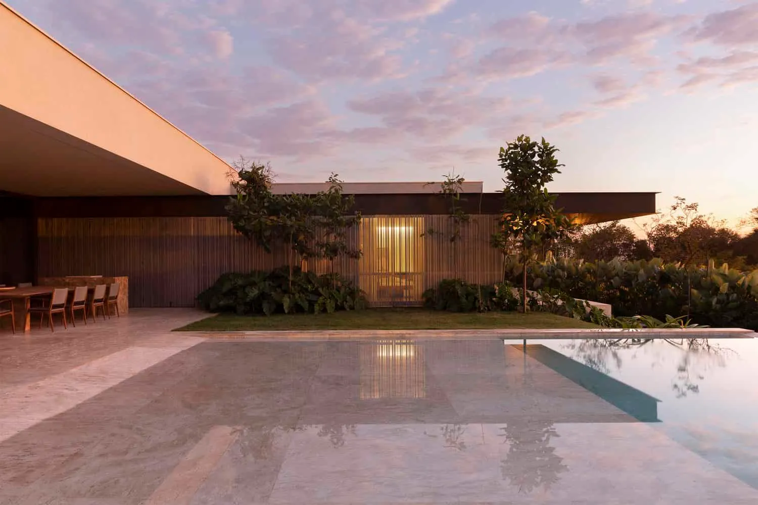 Pool und Terrasse bei Nacht im FE House von N2B Arquitetura