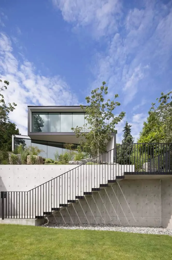 Terrassiertes Gelände rund um das Yield House von Splyce Design Terrassiertes Gelände rund um das Yield House von Splyce Design – Betonwände in Vancouver