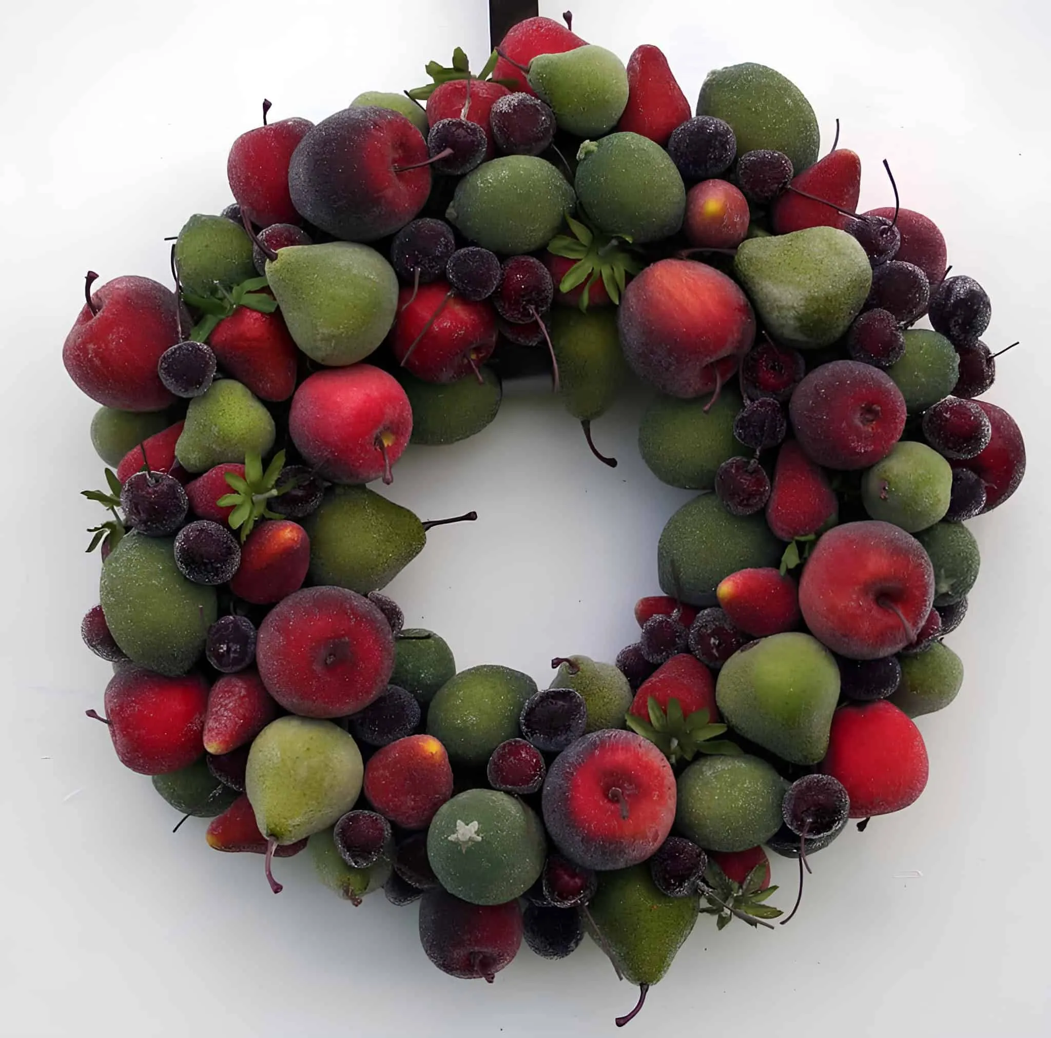Eisüberzogener Fruchtkranz aus Apfel und Birne Klassischer Weihnachtskranz, bedeckt mit Eisüberzug aus Äpfeln, Birnen und Beeren