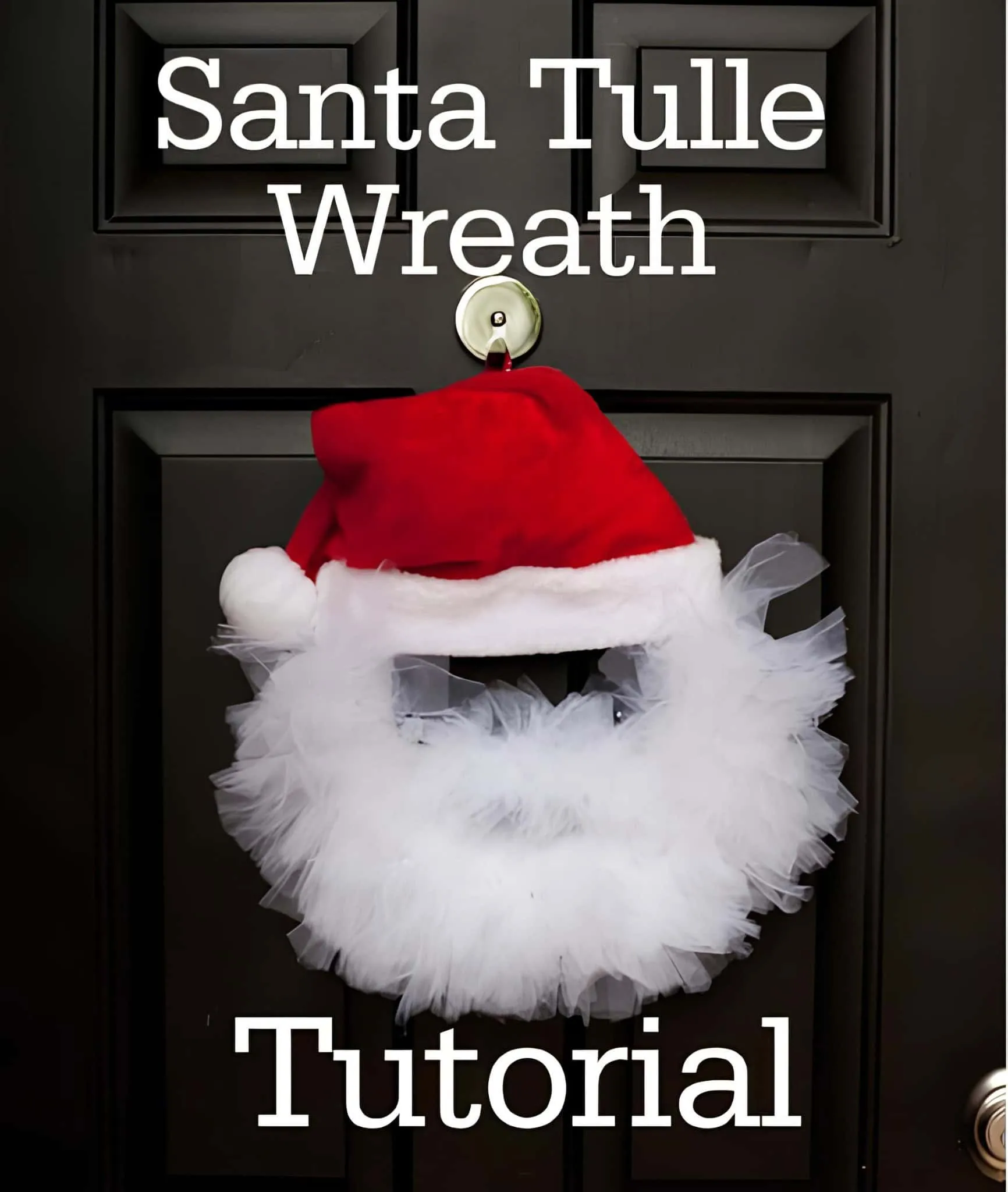 Weihnachtskranz im Stil des Weihnachtsmanns aus Tüll DIY-Weihnachtskranz im Stil des Weihnachtsmanns mit flauschigem weißen Tüllbart und roter Mütze