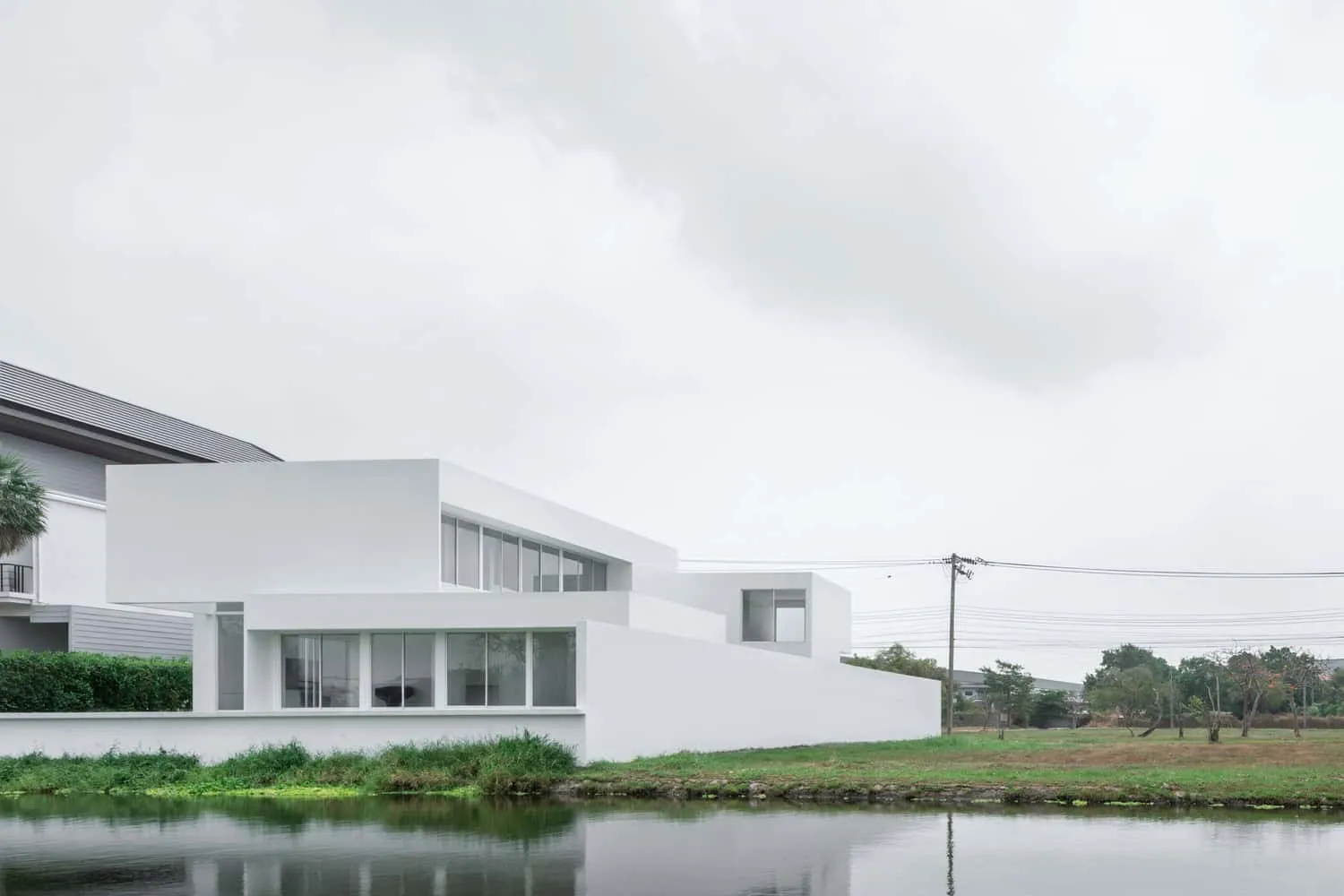 CORE Cluster设计的Lucent House湖景立面图 泰国帕南地区CORE Cluster设计的Lucent House湖景立面