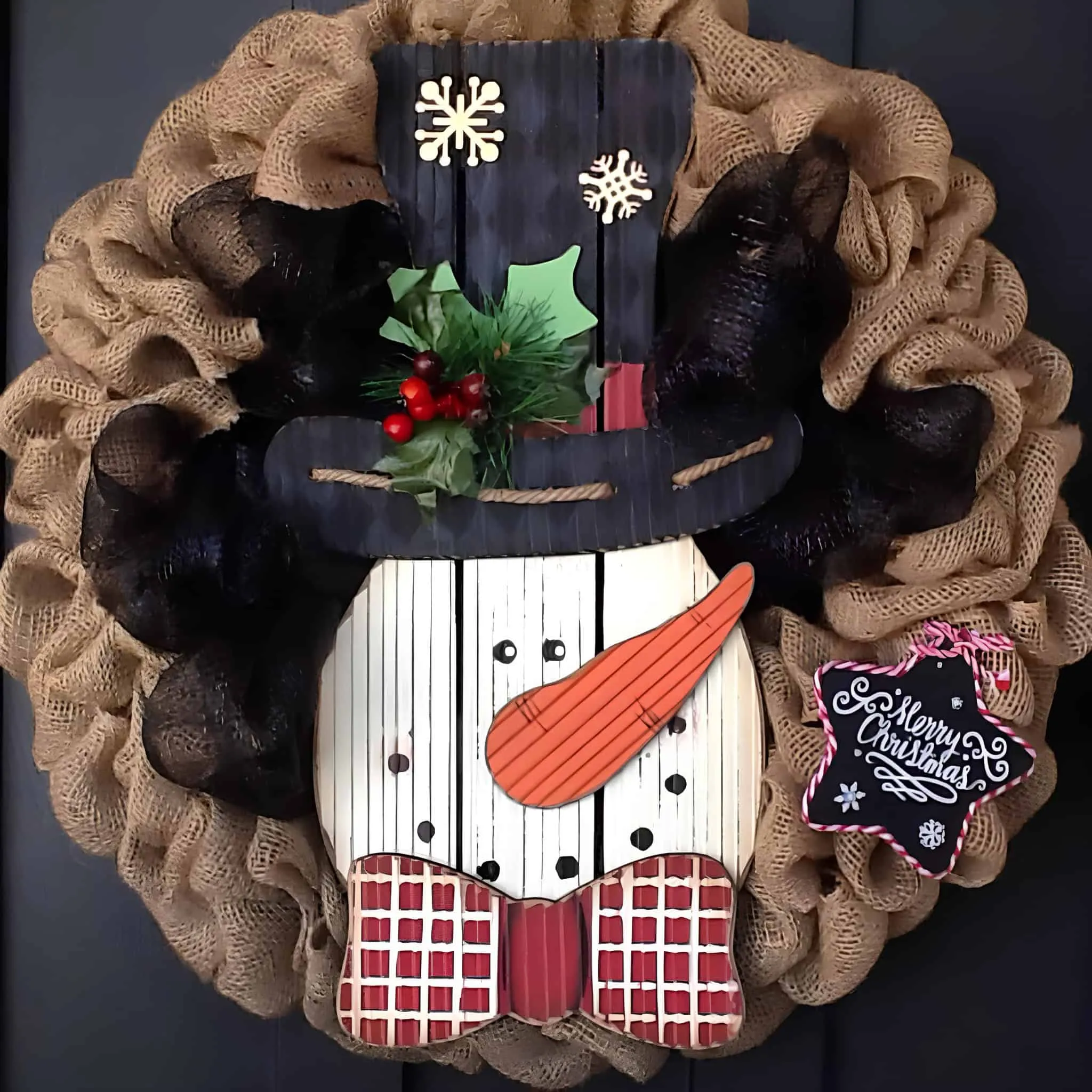 Snowman Burlap Christmas Wreath Leinenschleife mit rustikalem Schneemann als Mittelpunkt, schwarzer Mütze und roter Fliege