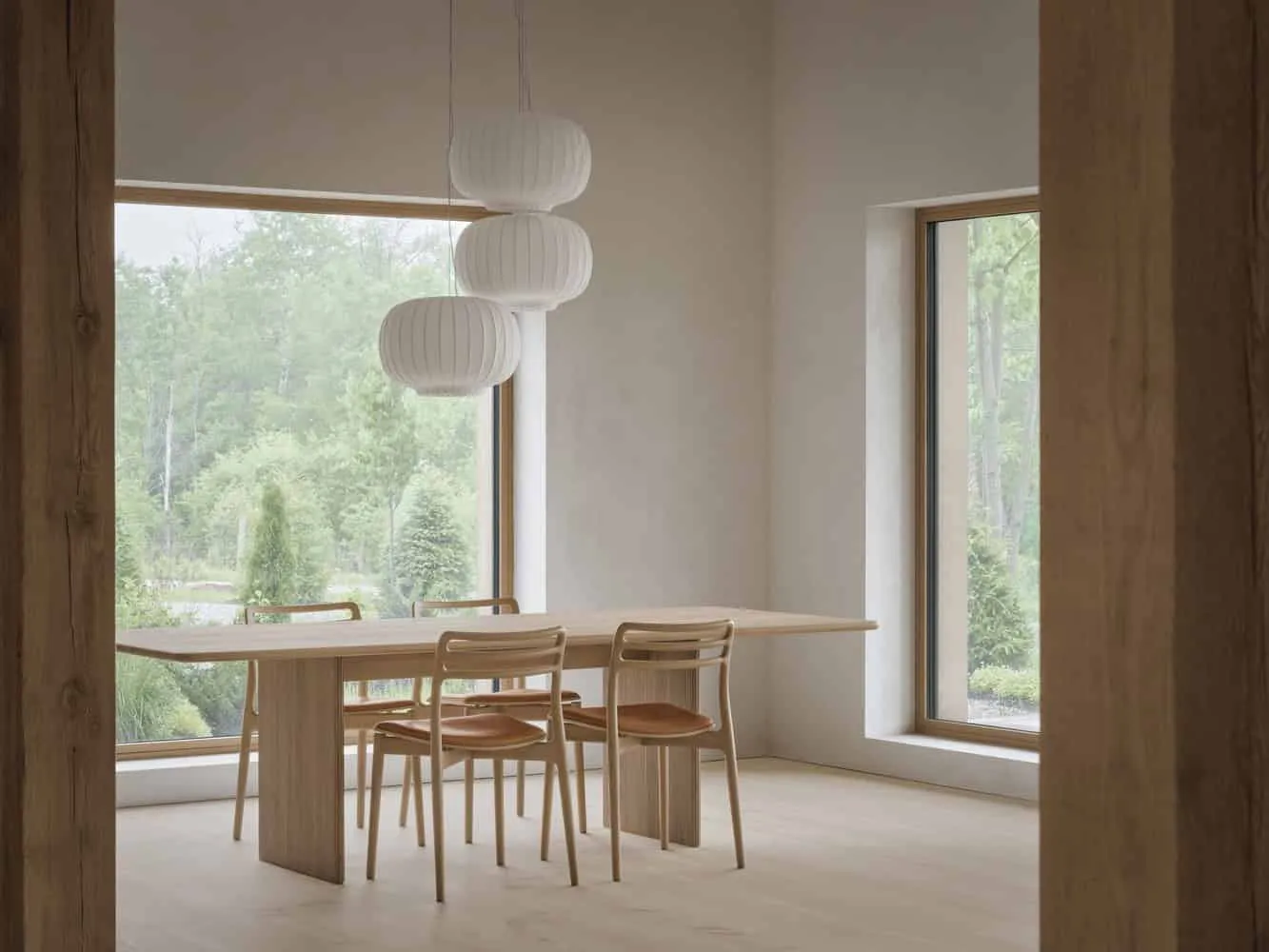 Esszimmer von Maison Melba bei Atelier L’Abri mit großen Landschaftsfenstern, die auf Grünflächen in Frelighsburg, Quebec blicken
