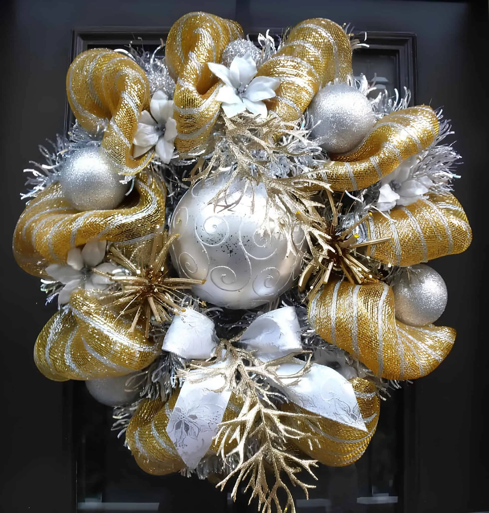 Gold- und Silbernetz-Weihnachtskranz Gold- und Silbernetz-Weihnachtskranz mit einer großen zentralen Dekoration