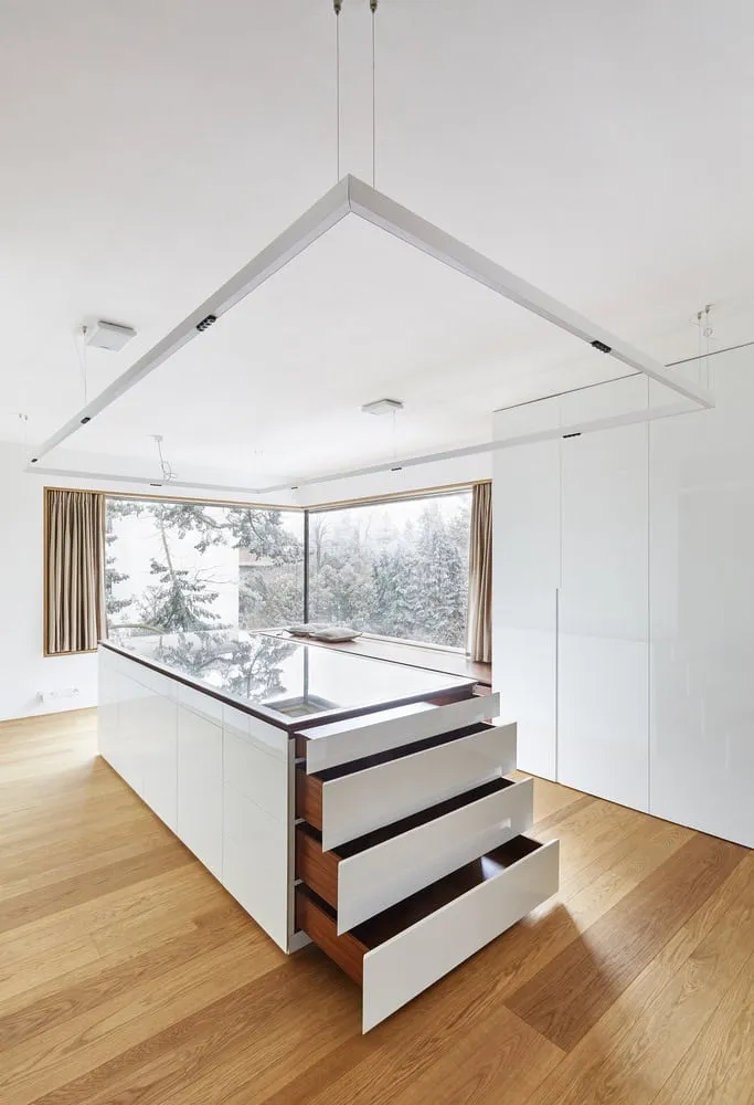 Aufbewahrungsmöglichkeiten auf der Kücheninsel von Villa Vista von Znameni Ctyr Architekti Kücheninsel in Villa Vista mit offenen Schubladen und integrierter Aufbewahrungslösung von Znameni Ctyr Architekti in Prag