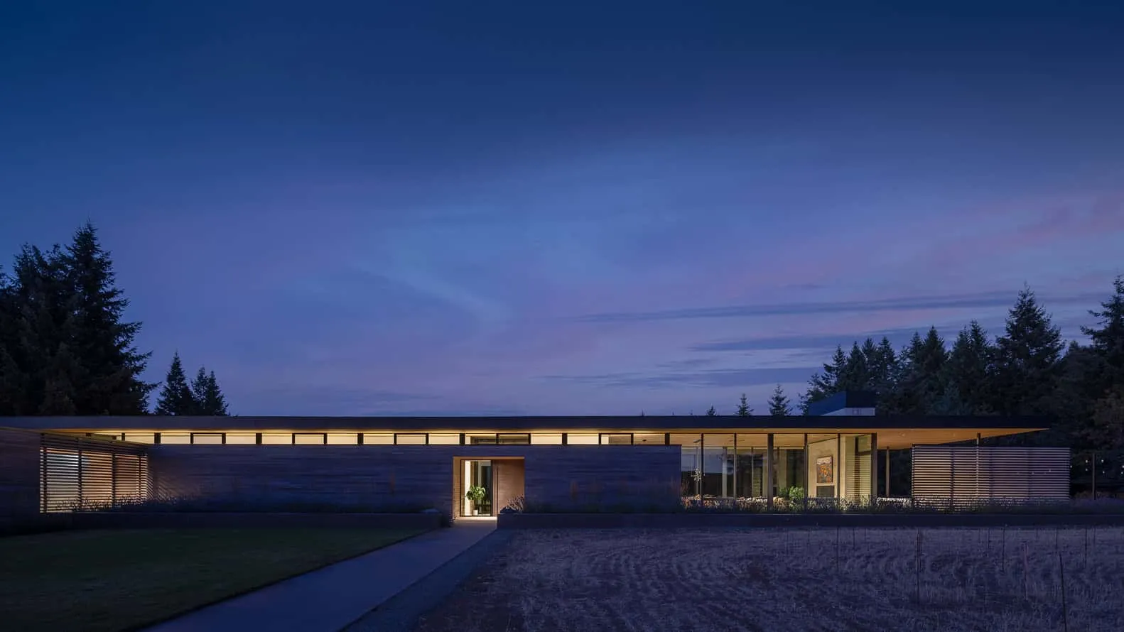 Evening Sky Residence Front Elevation at Night by Scott I Edwards Architecture Evening Sky Residence von Scott I Edwards Architecture, Frontansicht, die nachts in McMinnville, Oregon, USA leuchtet