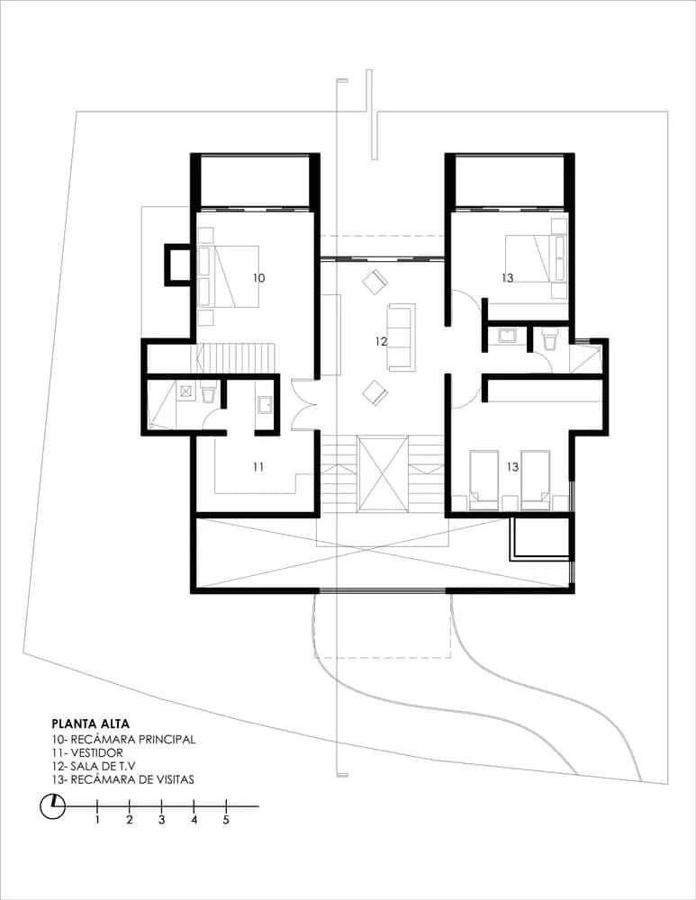 Valdez Arquitectos द्वारा बनाई गई The Sierra House की ऊपरी मंजिल की फ्लोर प्लान, जिसमें मेहमानों के बेडरूम, टीवी रूम एवं आवागमन हेतु मार्गों की व्यवस्था दर्शाई गई है