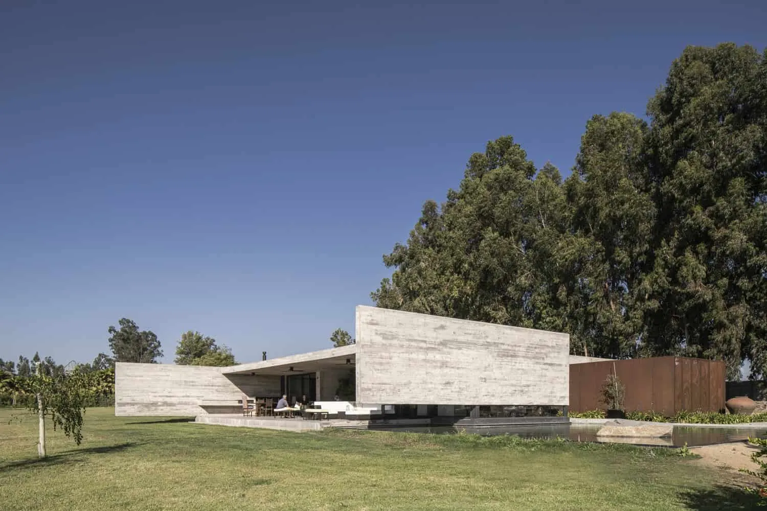 House La Primavera Rear Terrace Cantilever by Nicolas Vicente House La Primavera von Nicolas Vicente – Vorderrückterrasse mit Überhang, Chile