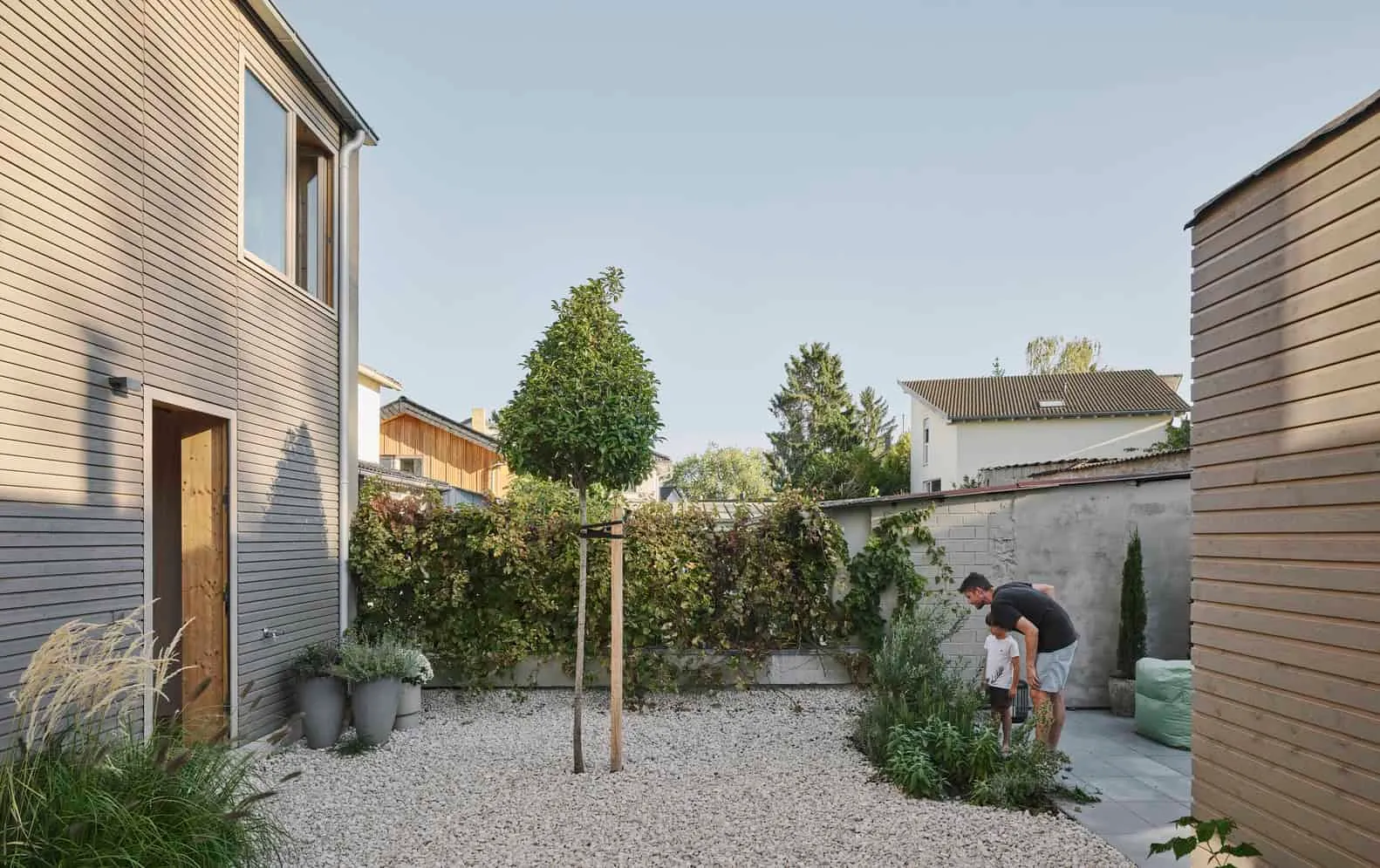 Dunes House von HGA Henning Grahn Architektur – Blick in den Innenhof in Mainz, Deutschland