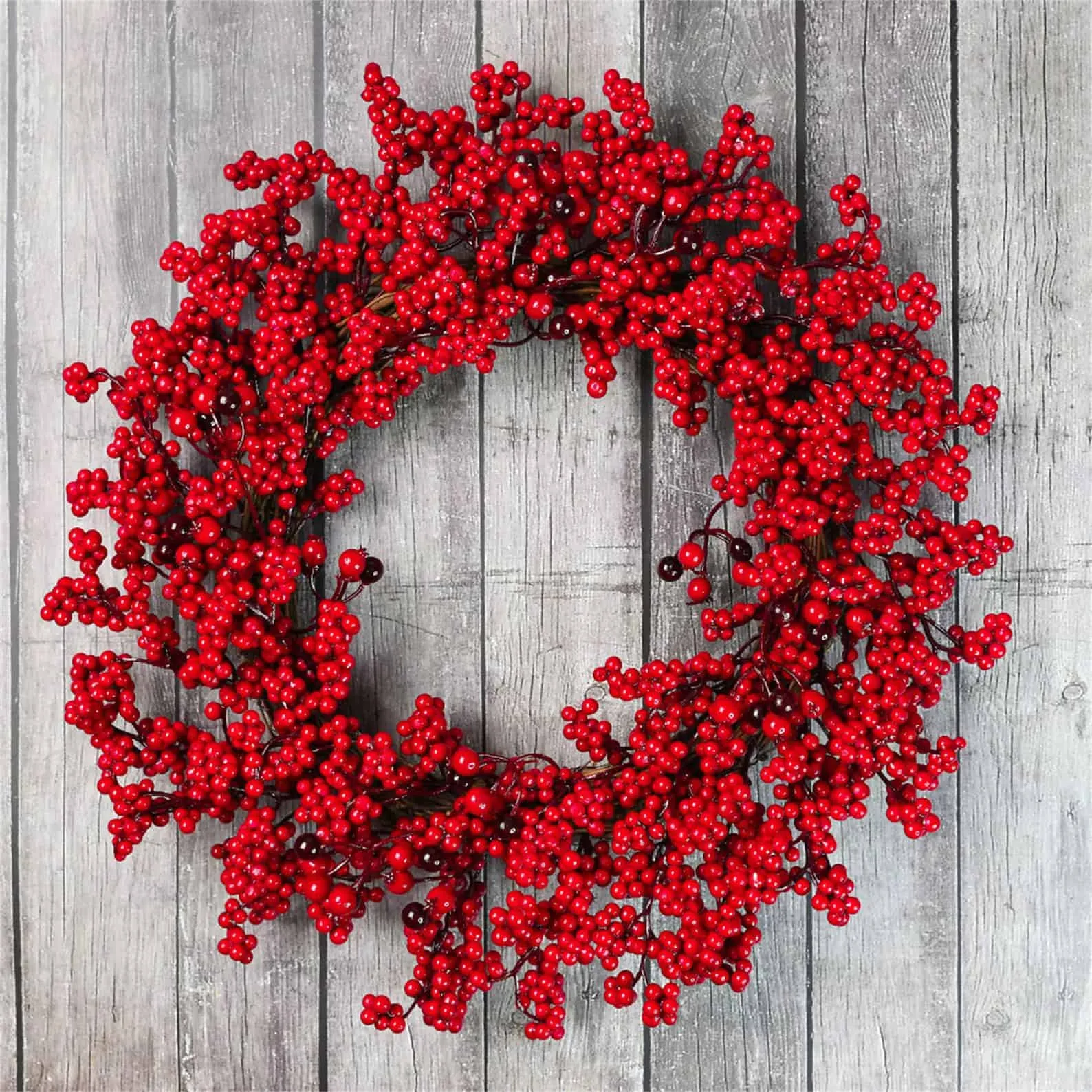 Kraftvoller roter Weihnachtskranz mit Beeren Kraftvoller roter Weihnachtskranz mit Beeren – klassischer Weihnachtskranz mit Beeren