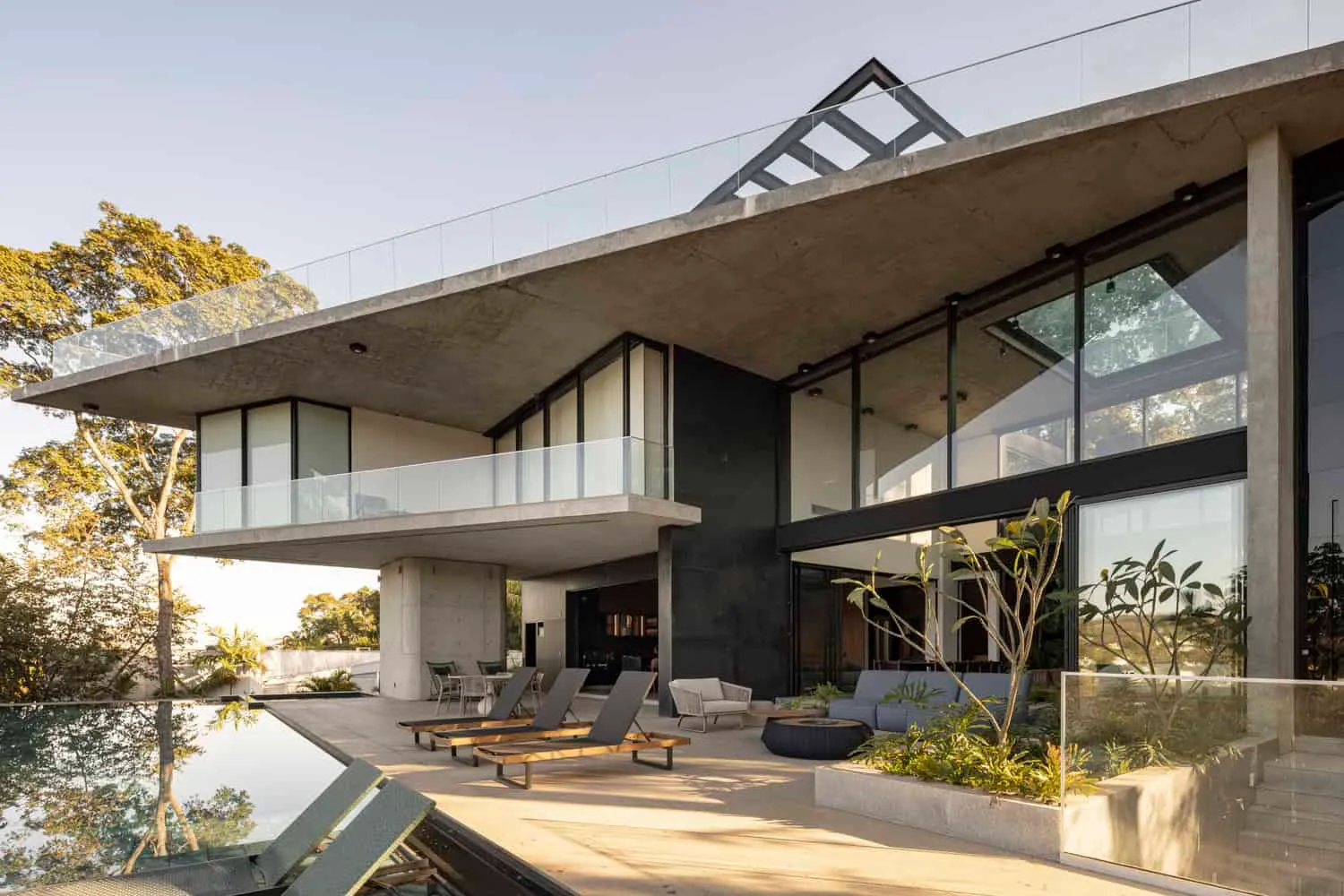 ब्राजील के गोइआनिया में Dayala e Rafael Arquitetos Associados द्वारा निर्मित कॉन्क्रेटो हाउस, बाहरी छत पर इन्फिनिटी पूल