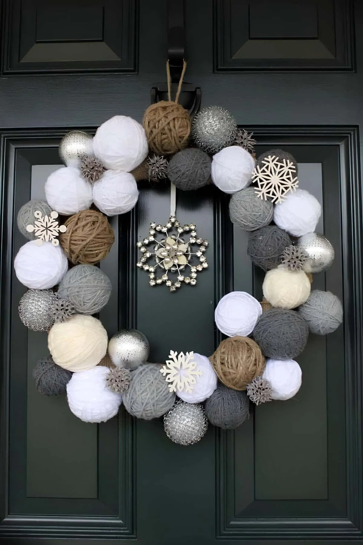 Weihnachtskranz aus Garnbällen & Schneeflocken Weihnachtskranz aus Garnbällen in Grau, Weiß und Braun mit Schneeflockenverzierungen