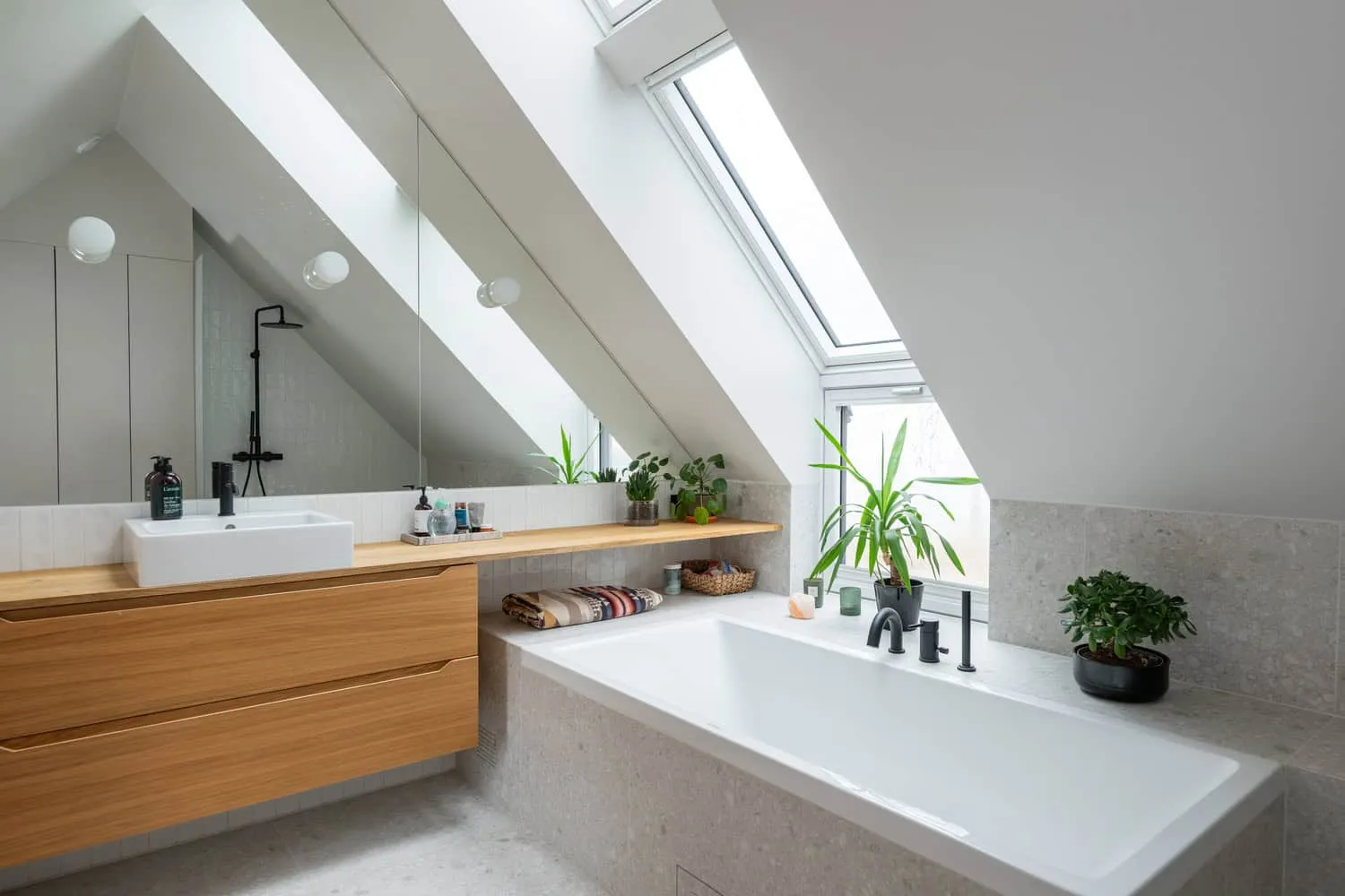 Solem Forest House Bathroom Skylight – MORFEUS arkitekter Solem Forest House by MORFEUS arkitekter, bathroom with sloped skylight and bathtub