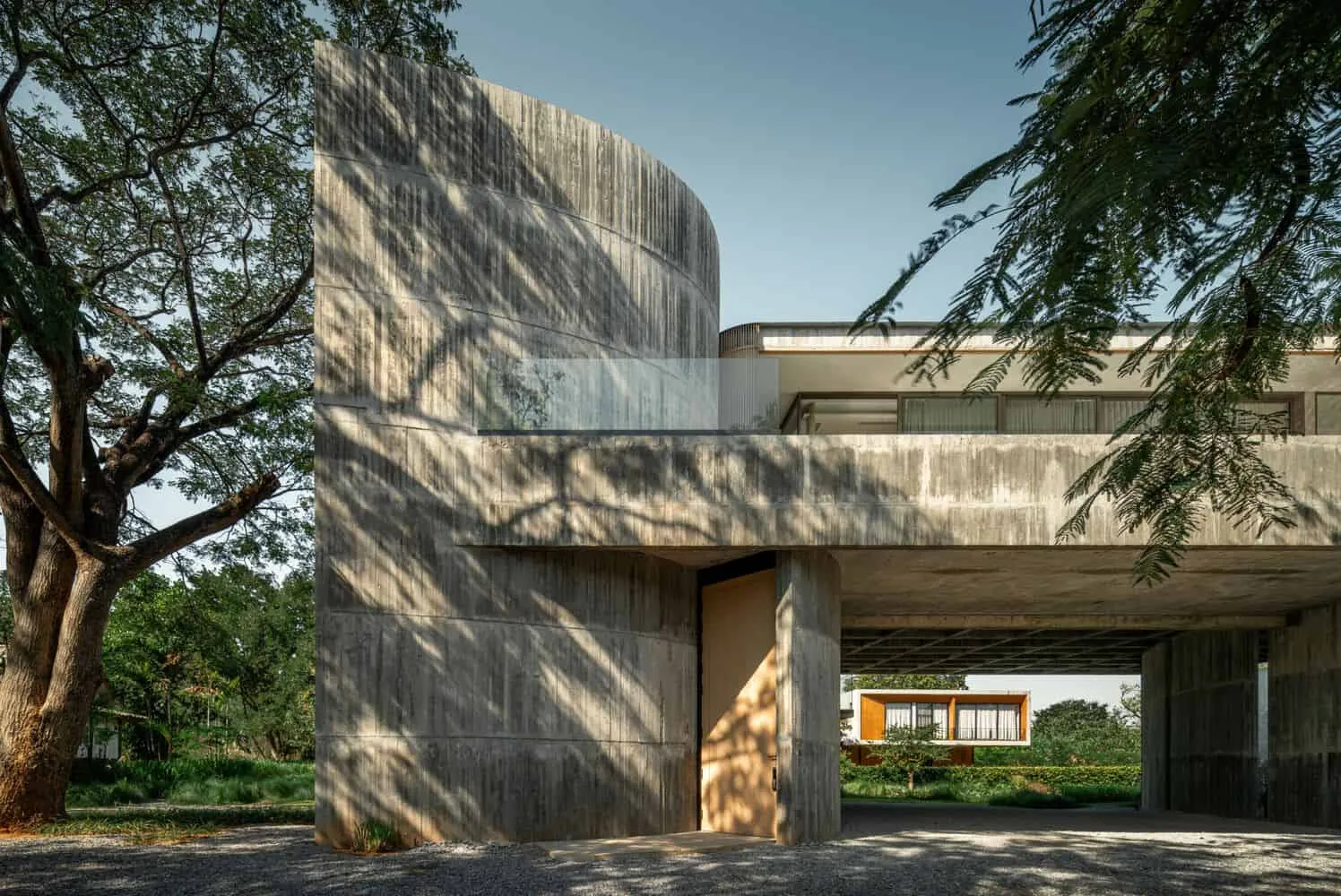 W House II Curved Entry Wall Exterior von IDIN Architects Gebogene Beton-Eingangswand von W House II von IDIN Architects in Thailand