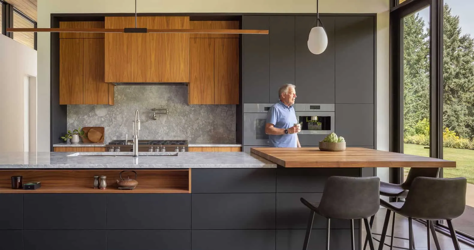 Kücheninterieur der Evening Sky Residence von Scott I Edwards Architecture Evening Sky Residence von Scott I Edwards Architecture, modernes Kücheninterieur mit Holzschränken in McMinnville, Oregon, USA