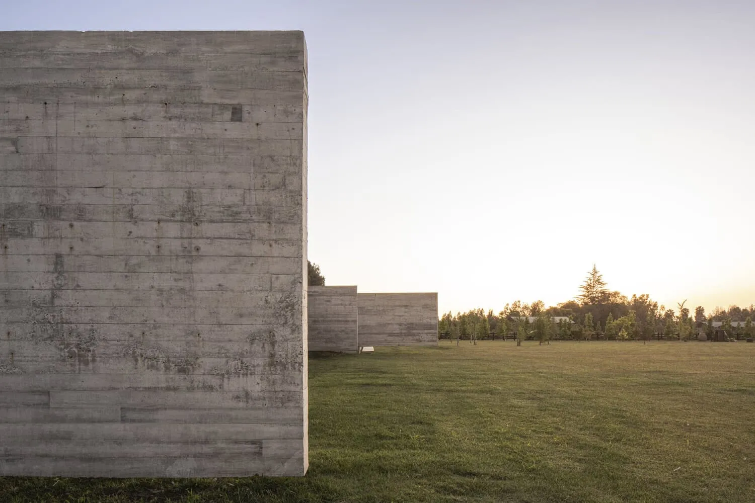 House La Primavera – Betonwände bei Sonnenuntergang von Nicolas Vicente House La Primavera von Nicolas Vicente – minimalistische Betonwände bei Sonnenuntergang, Chile