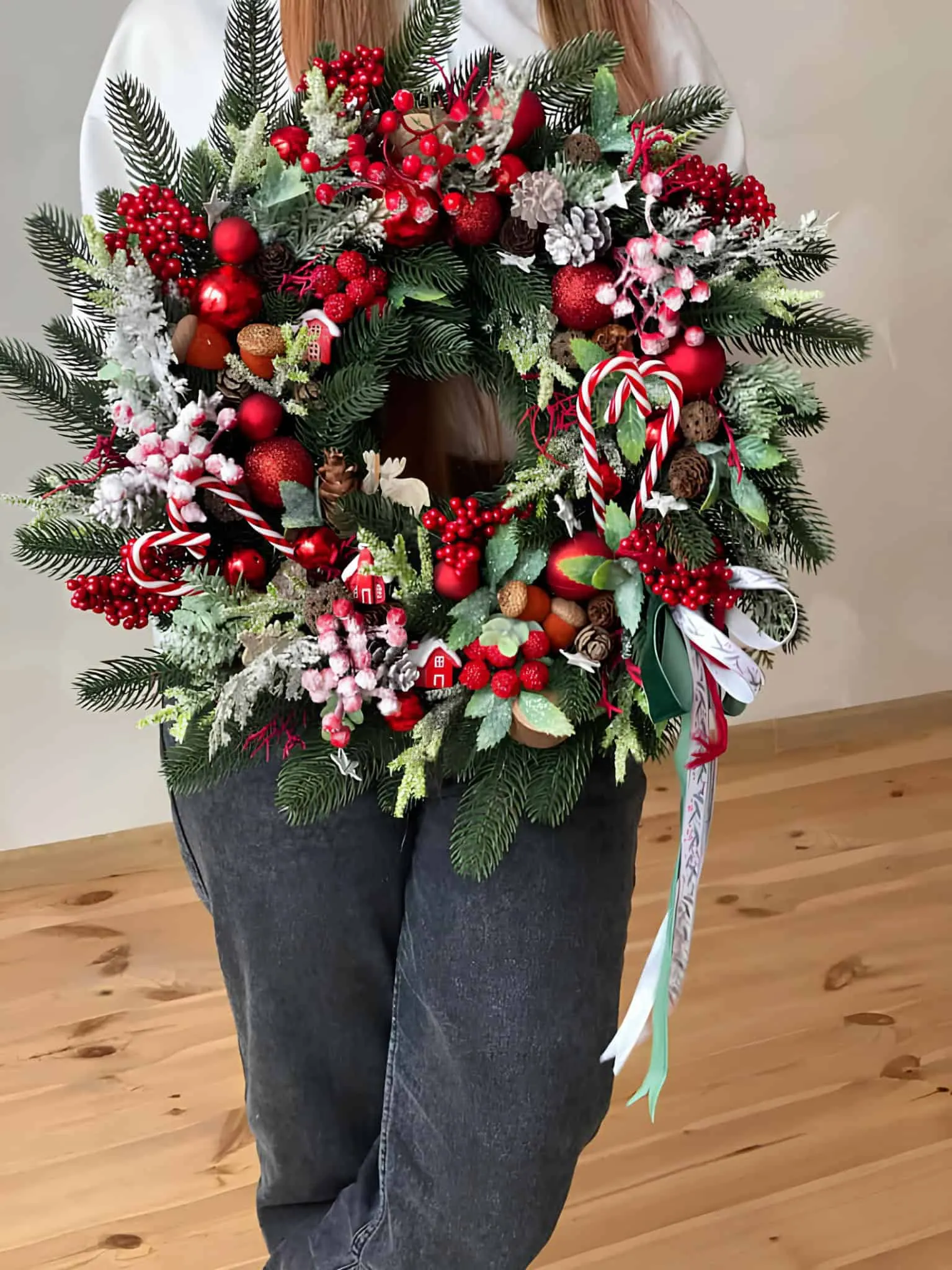 Cozy Pine Wreath with Red Berries Gemütlicher immergrüner Kiefernkranz mit leuchtend roten Beeren