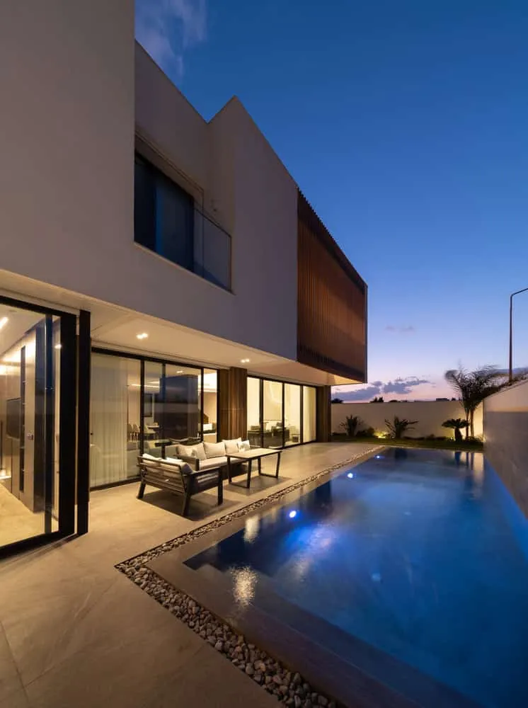 Nächtlicher Blick auf den Pool von Villa H von ARK-architecture Nächtlicher Blick auf den Schwimmpool von Villa H von ARK-architecture in Tunis, Tunesien