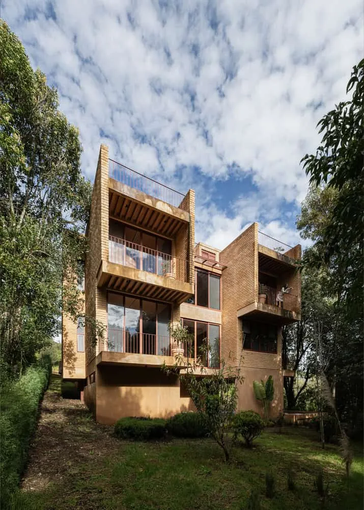 मेक्सिको के चियापास में स्थित The Sierra House का बगीचे का मुख्य भाग, Valdez Arquitectos द्वारा डिज़ाइन किया गया, जिसमें स्टैक्ड टेरेस एवं बड़ी खिड़कियाँ हैं