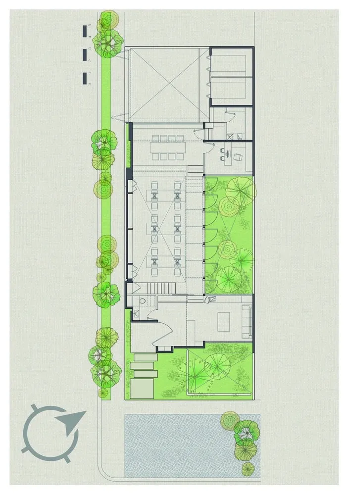 Di Frenna Arquitectos设计的Di Frenna Architects Atelier底层平面图 带有茂盛景观花园、户外休息区及停车场的宽敞现代住宅平面图,展现了旨在实现舒适居住与户外休闲体验的当代建筑设计。