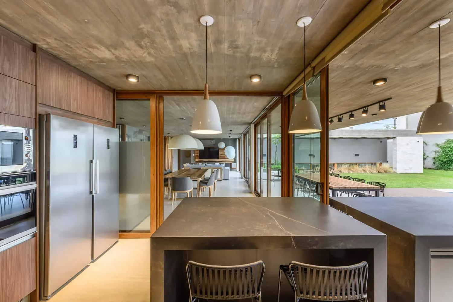House G Kitchen Appliances Island View by Karlen + Clemente House G von Karlen + Clemente – Küche mit Geräten an der Wand und Kücheninsel, Río Tercero