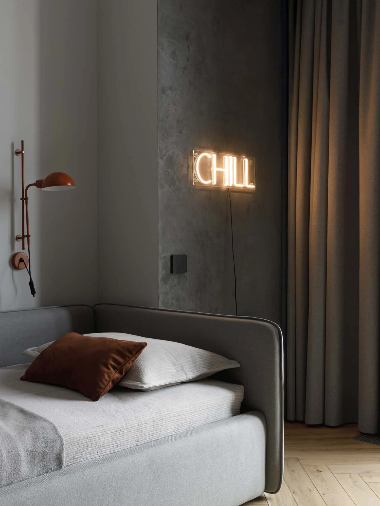 Schild für das Kinderbett im Lesoparkovy-Apartment von STARIKOVA.ARCHITECTS Kinderzimmer mit Neon-Schild und grauem Bett in der Lesoparkovy-Wohnung von STARIKOVA.ARCHITECTS