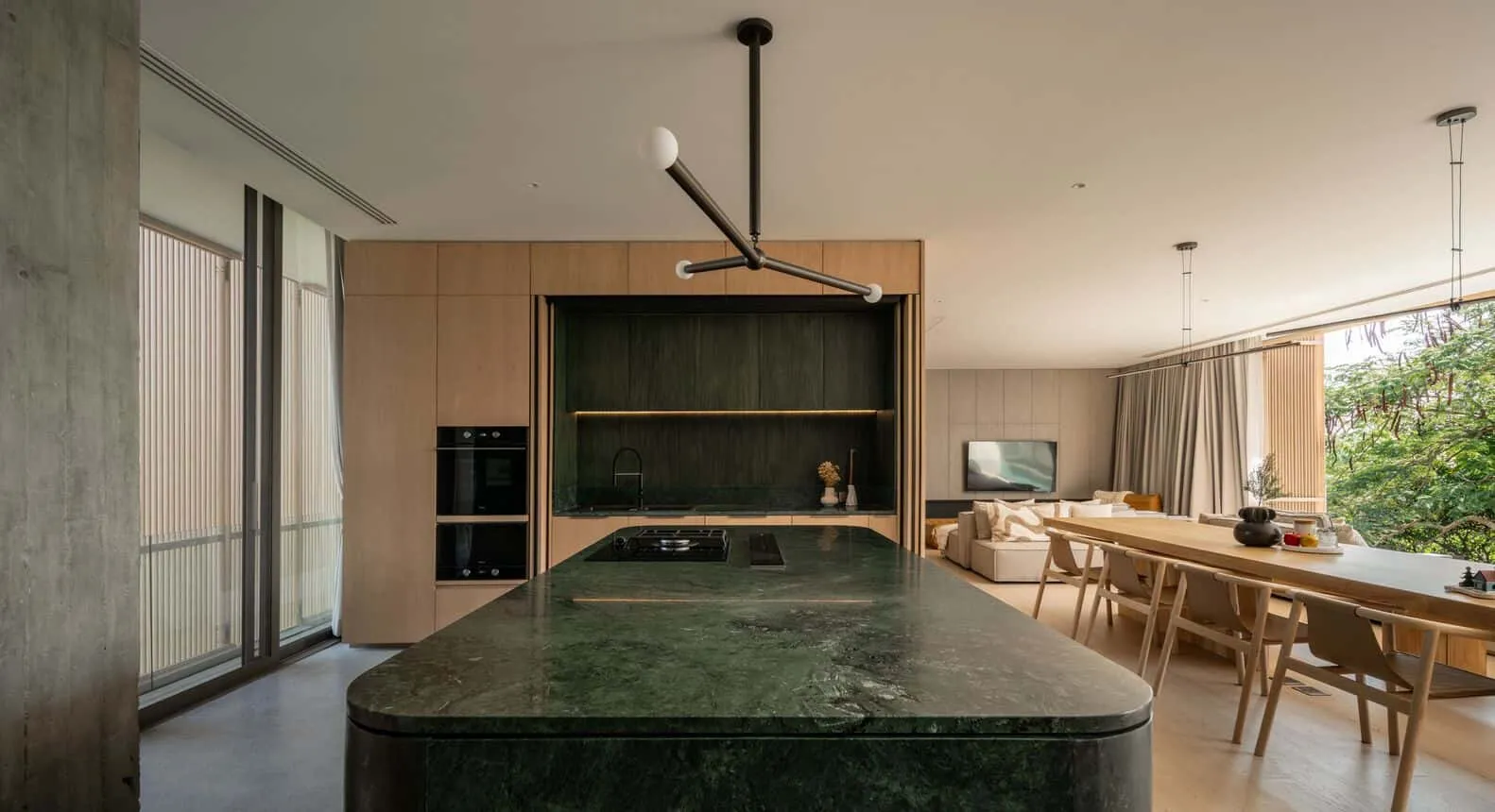 Küche aus grünem Marmor in W House II von IDIN Architects Kücheninsel aus grünem Marmor in W House II von IDIN Architects in Thailand