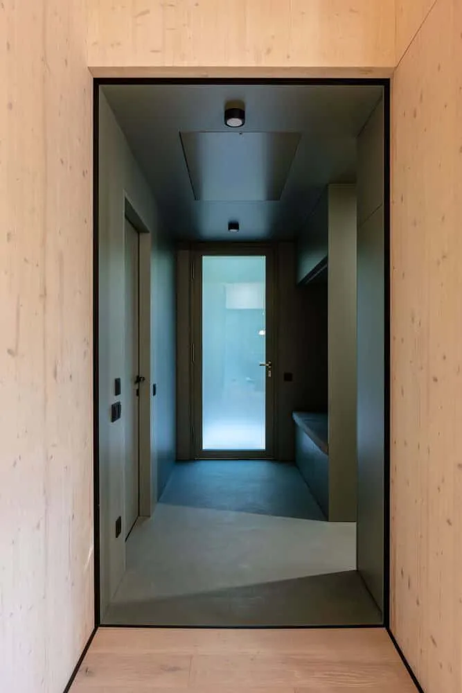 Pyxis Nautica + Hello Wood द्वारा मोनोलिथ लॉज का न्यूनतमवादी आंतरिक हॉलवे