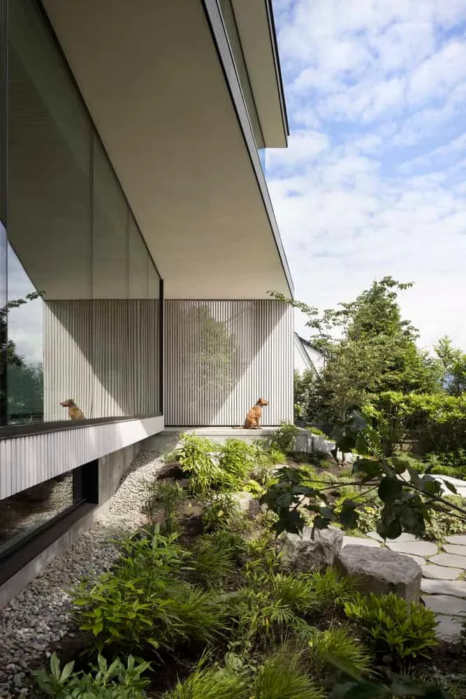Yield House Side Garden by Splyce Design Landschaft des Seitengartens der Yield House von Splyce Design in Vancouver, Kanada