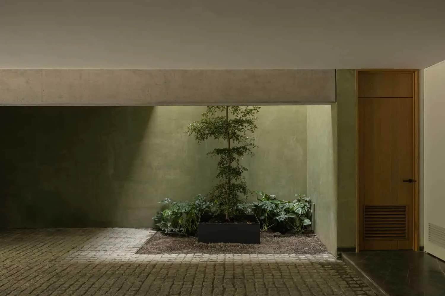 Ess- und Wohnbereich von Casa DLCA von 0studio Arquitectura Ess- und Wohnbereich von Casa DLCA von 0studio Arquitectura mit Ausblick auf den Garten in Zapopan, Mexiko
