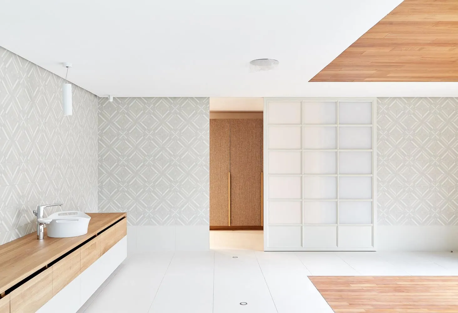 Badezimmer in Villa Vista mit texturierten Wandfliesen von Znameni Ctyr Architekti Minimalistisches Badezimmer in Villa Vista von Znameni Ctyr Architekti in Prag mit Holzwaschbecken und texturierten Wandfliesen