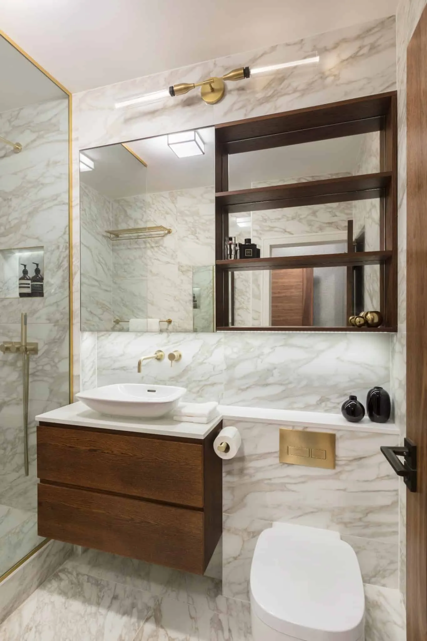 Pied-à-Terre in Regents Park – Vorderansicht des Waschtisches von Shanade McAllister-Fisher Design Vorderansicht des Waschtisches im Pied-à-Terre in Regents Park von Shanade McAllister-Fisher Design, London
