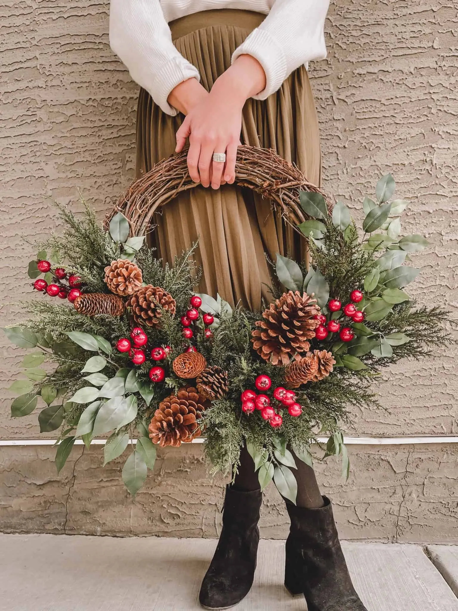 Natural Touch Berry Christmas Wreath Handgefertigte Weihnachtskrone mit Grünpflanzen und leuchtend roten Beeren