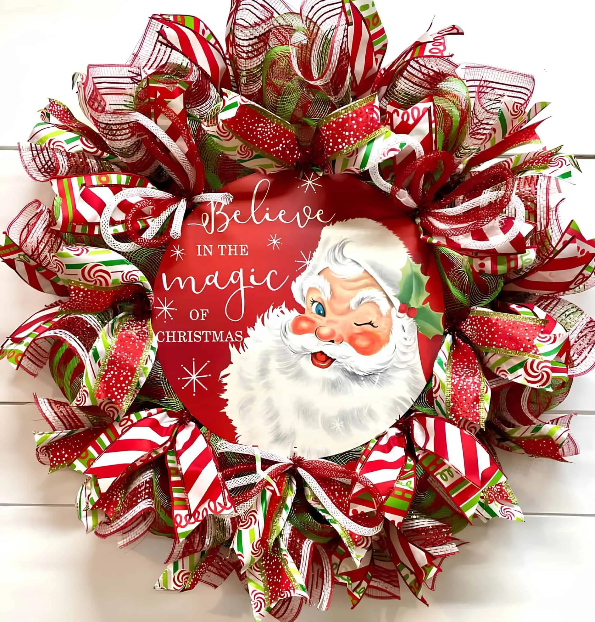 Glauben Sie an den magischen Weihnachtsmannkranz Kranz mit Weihnachtsmannmotiv und Bändern sowie dem Schild ‚Glauben Sie an die Magie‘