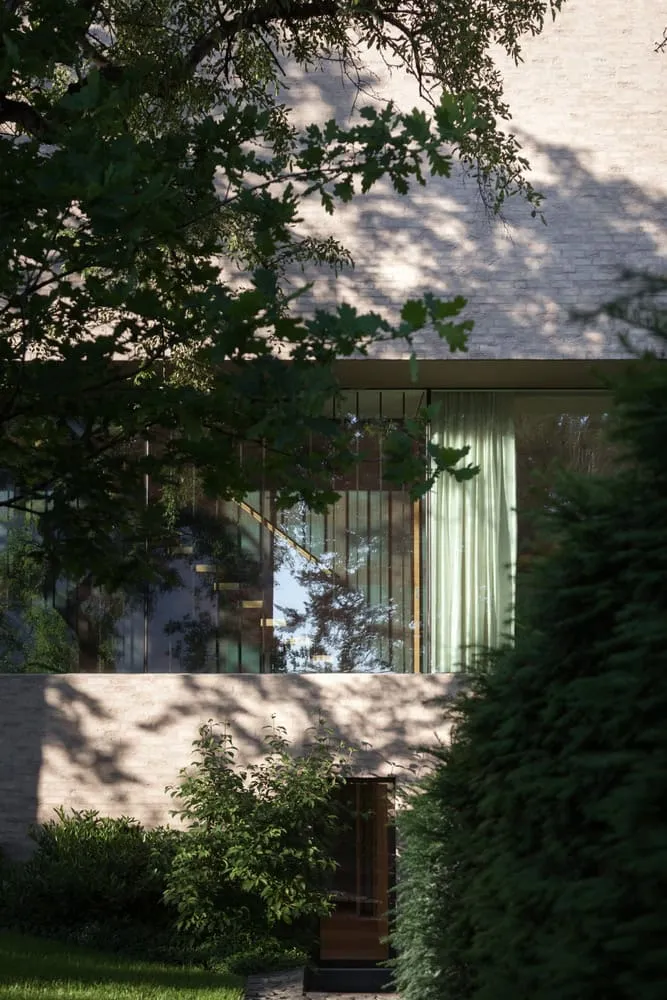 Trepffenster der Villa Vista mit grünen Vorhängen von Znameni Ctyr Architekti Villa Vista von Znameni Ctyr Architekti, Trepffenster mit doppelter Höhe, grünen Vorhängen sowie Spiegelungen des Gartens